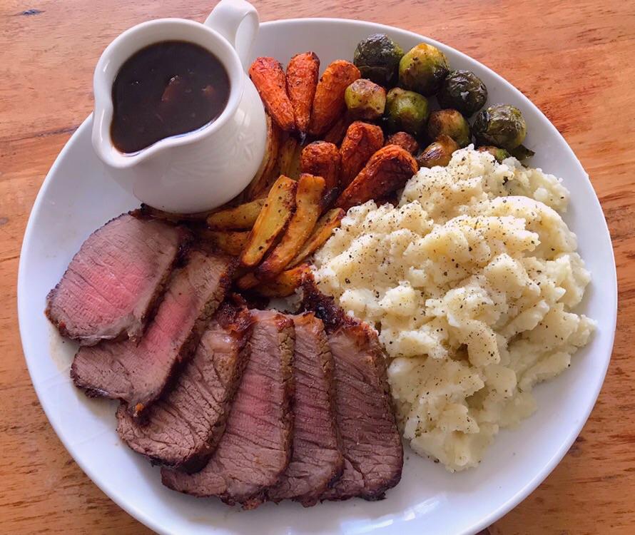 [Homemade] Beef Sunday Dinner with roast vegetables and mashed potato