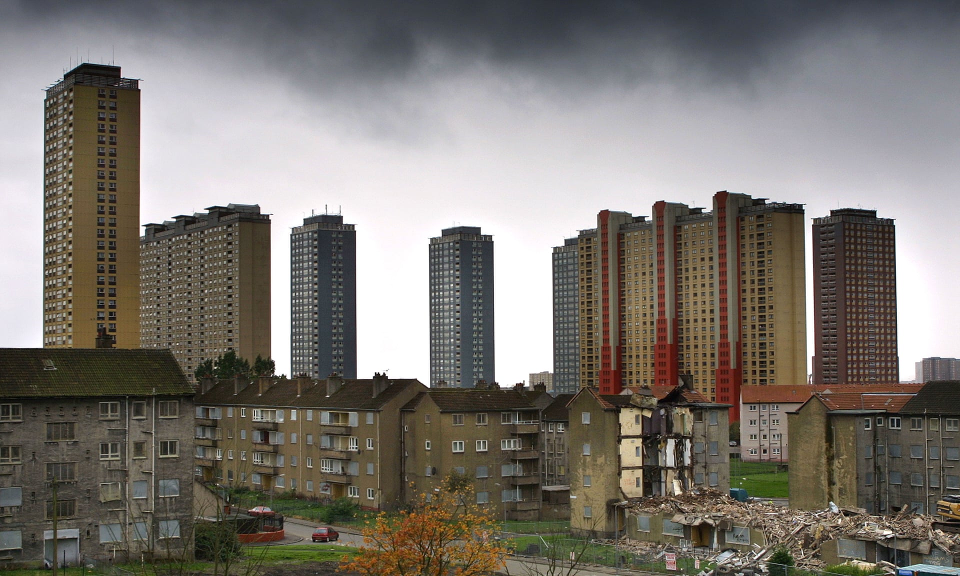 Red Road Flats in Balornock, Glasgow, Scotland c. 2010 r/UrbanHell