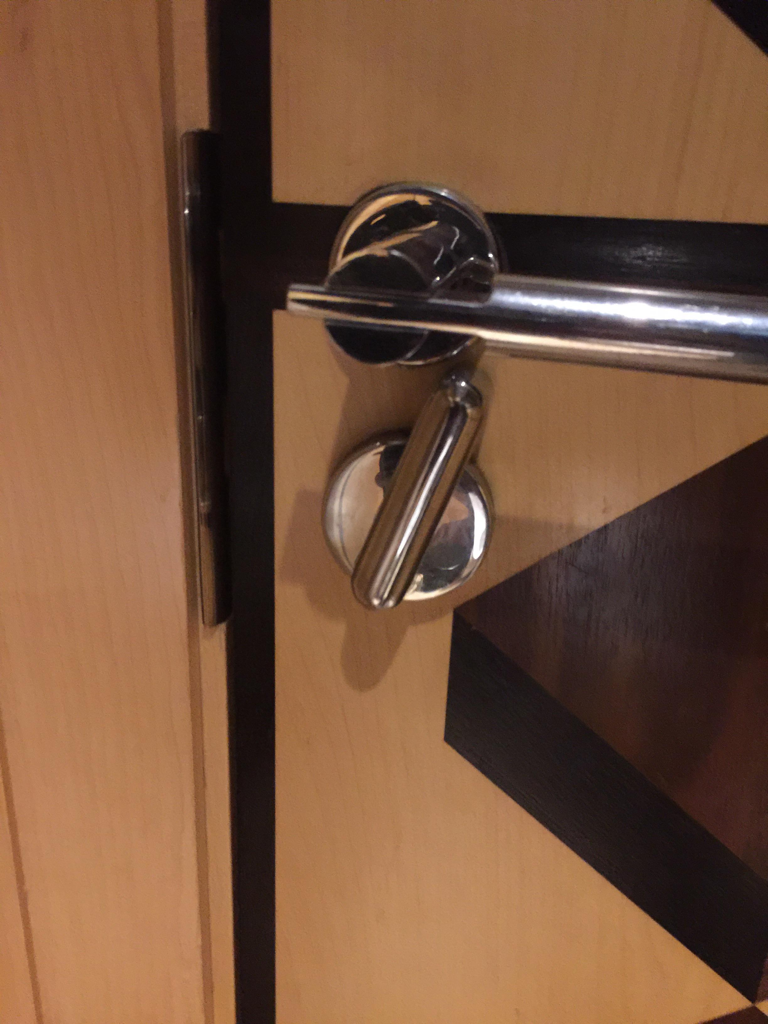 This bathroom stall lock r/CrappyDesign