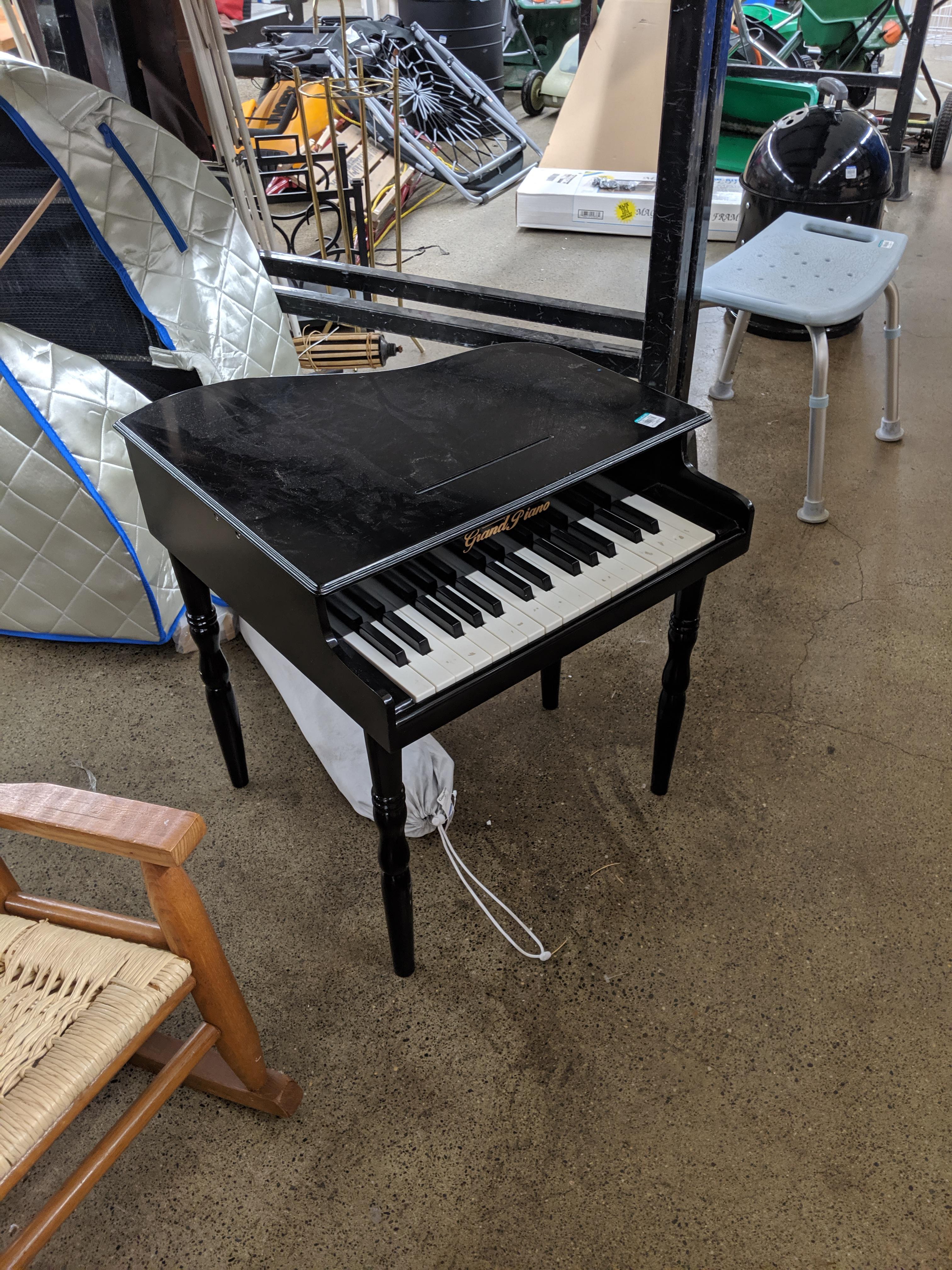 Loved this baby baby grand piano I spotted at Goodwill. Wanted it for