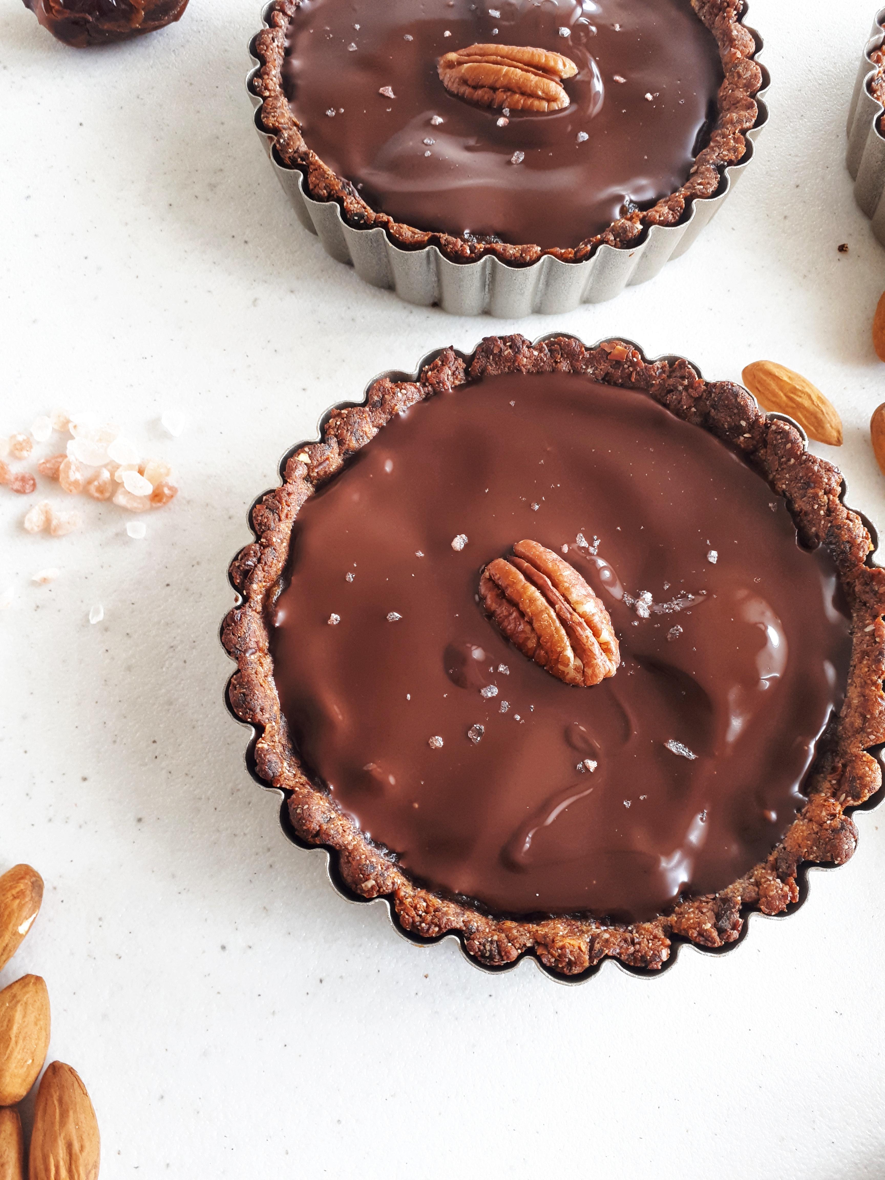 Salted caramel chocolate tarts! (Recipe in comments) r/veganrecipes