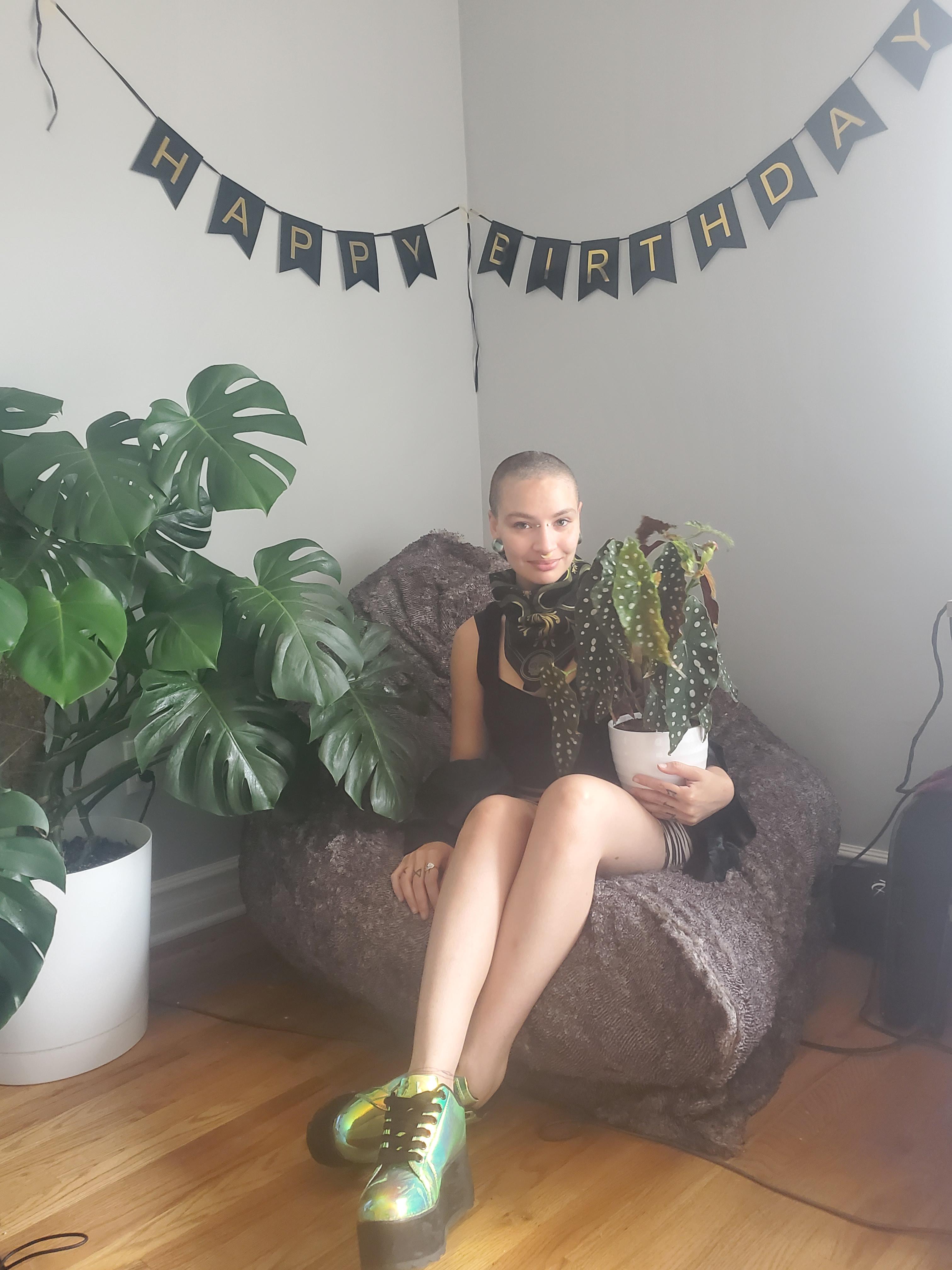 It's my birthday & I love plants r/Androgynoushotties