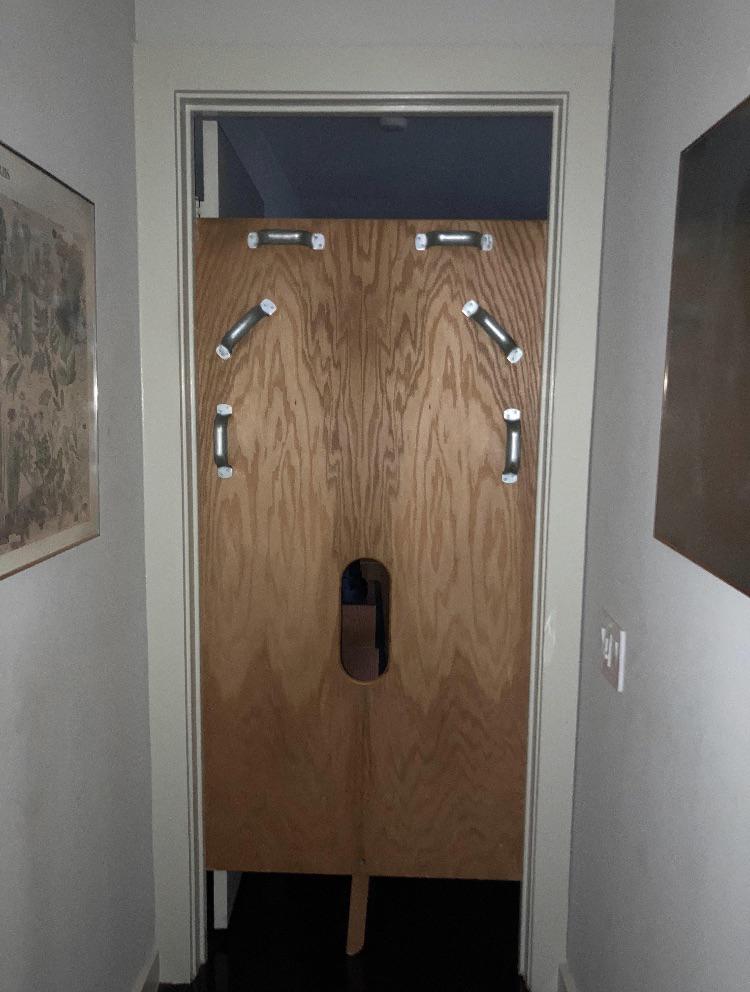 Discreet wooden gloryhole available in private home near downtown