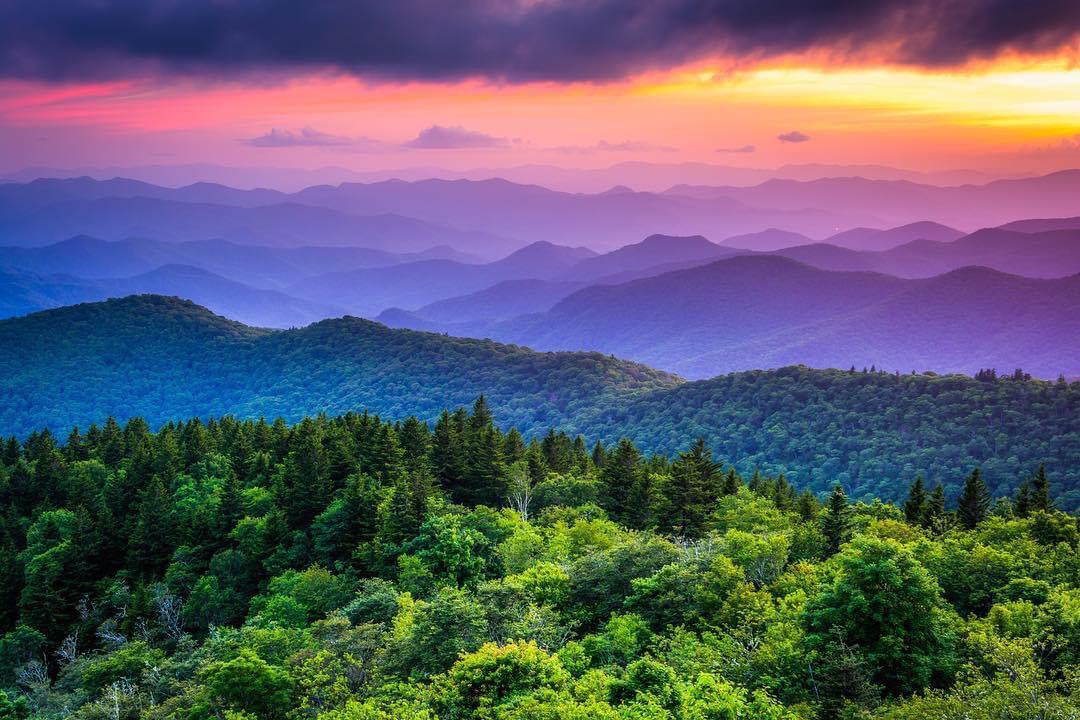 Beautiful view from the Blue Ridge Parkway , NC. [1080x720] (photo by