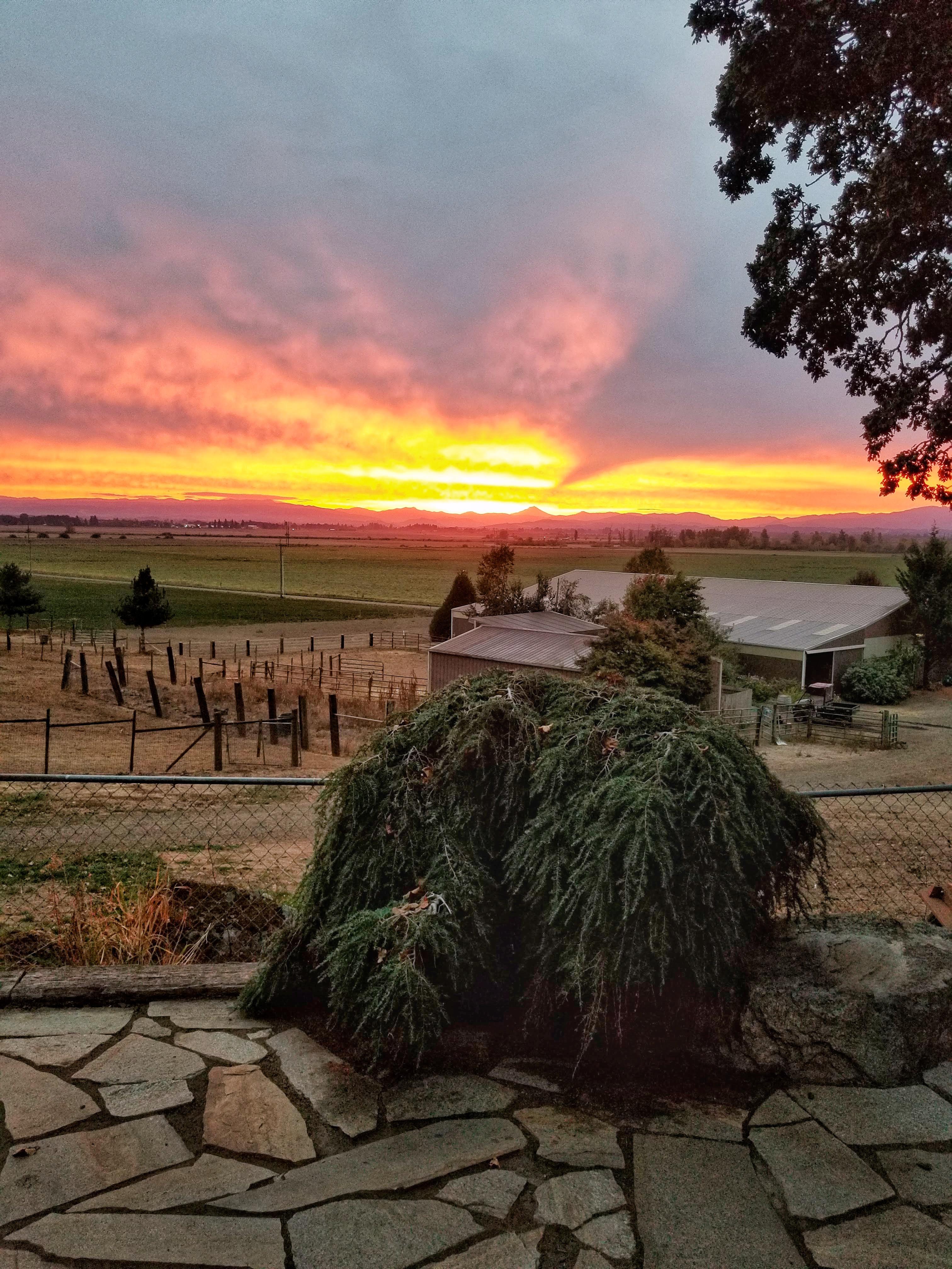 Sunrise in Turner, Oregon r/pics
