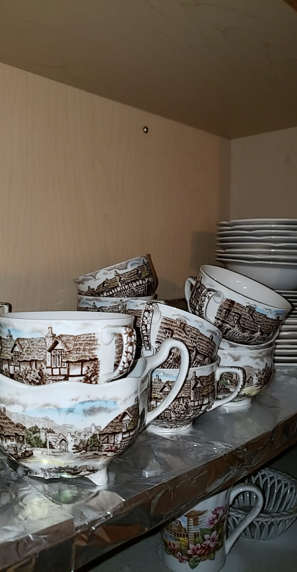 Is this considered antique? Is it worth anything ? r/Antiques