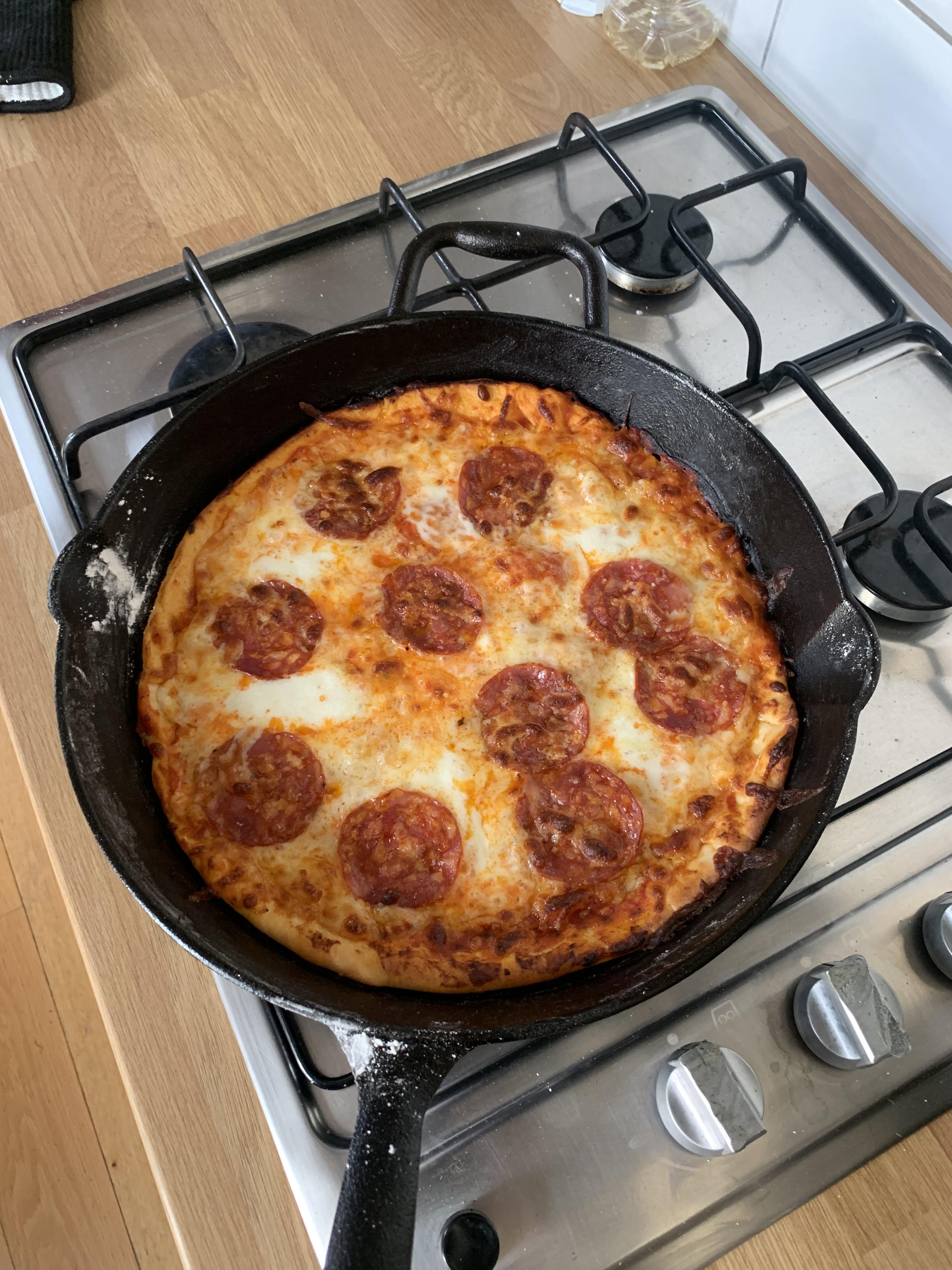 First time pizza maker! Used the cast iron pan method! r/Pizza