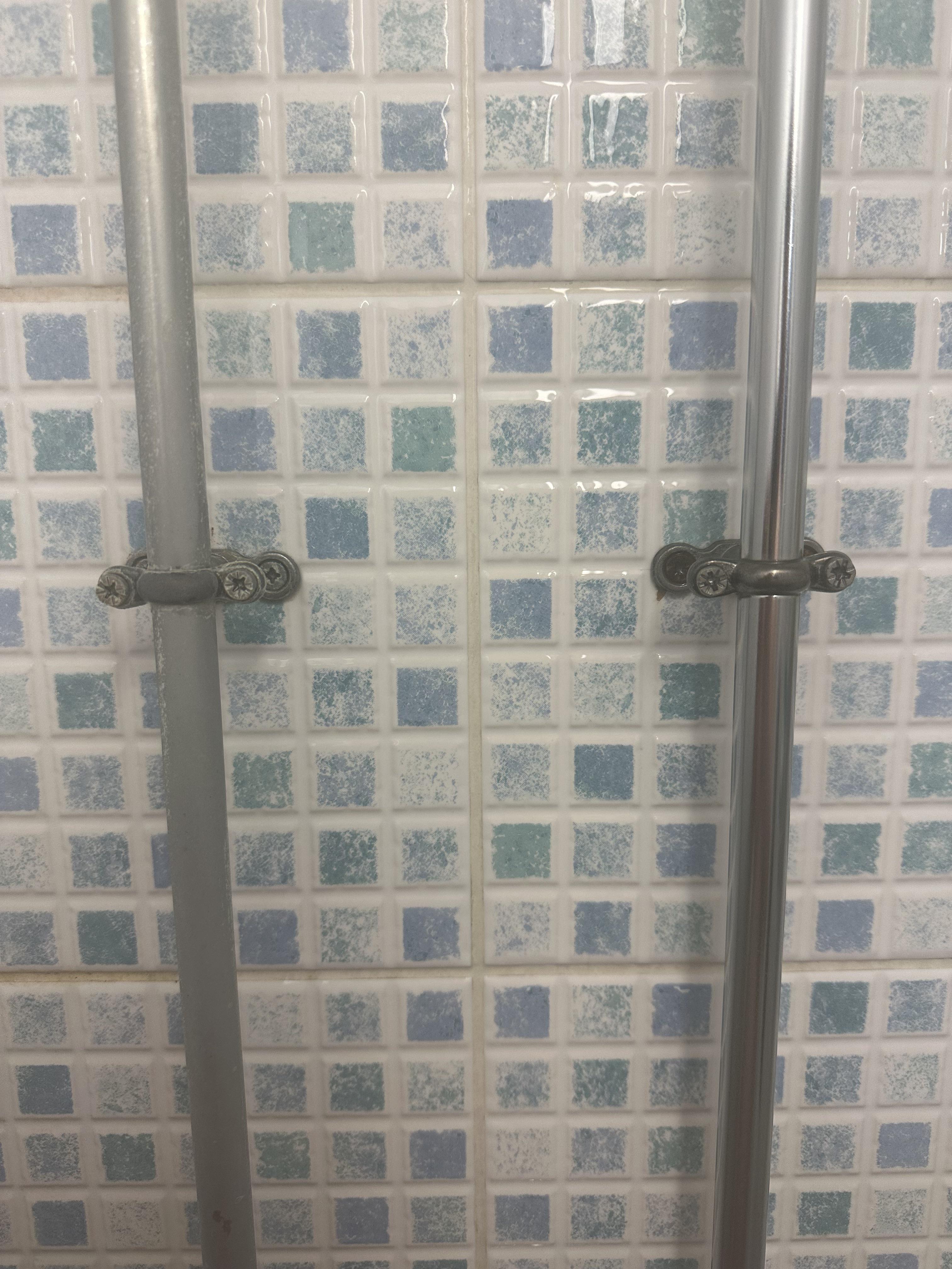Hot vs cold shower pipe r/mildlyinteresting