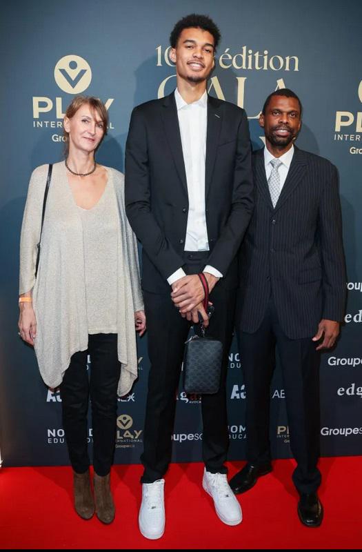 Victor Wembanyama (224cm/7'4) with his parents Félix Wembanyama (198cm