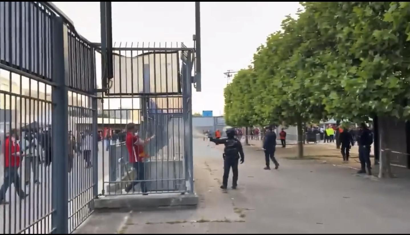 Liverpool fan pepper sprayed by French cop thru a fence r/LiverpoolFC