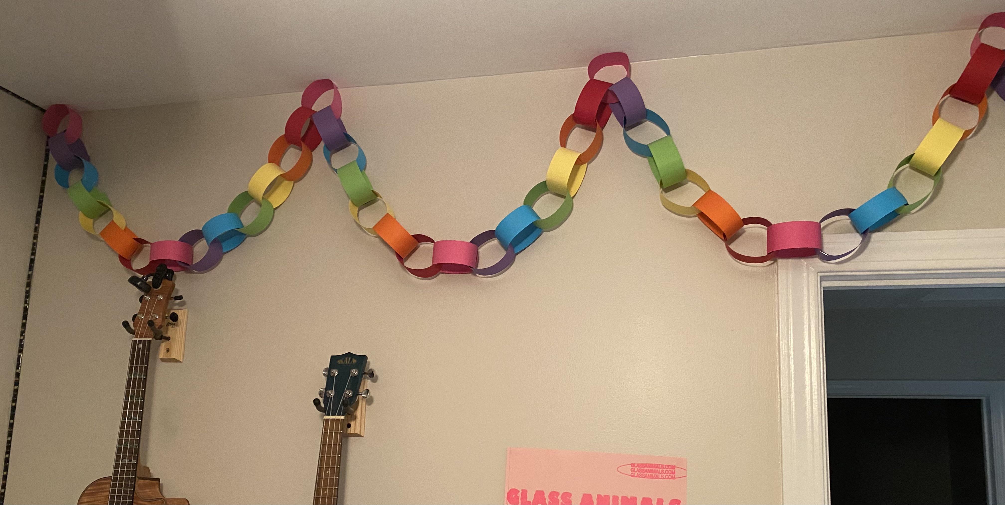 I'm obsessed with the paper chain garland in acnh so I made my own for