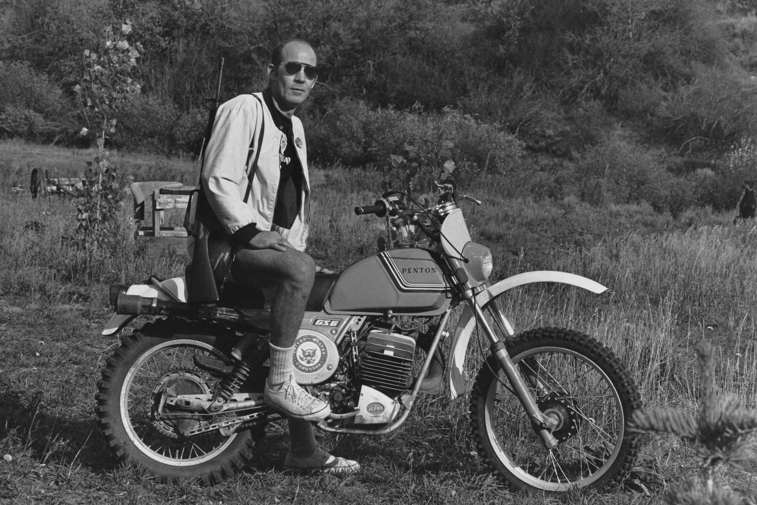 Hunter S. Thompson, 1976 (Photo Michael Ochs) r/OldSchoolCool