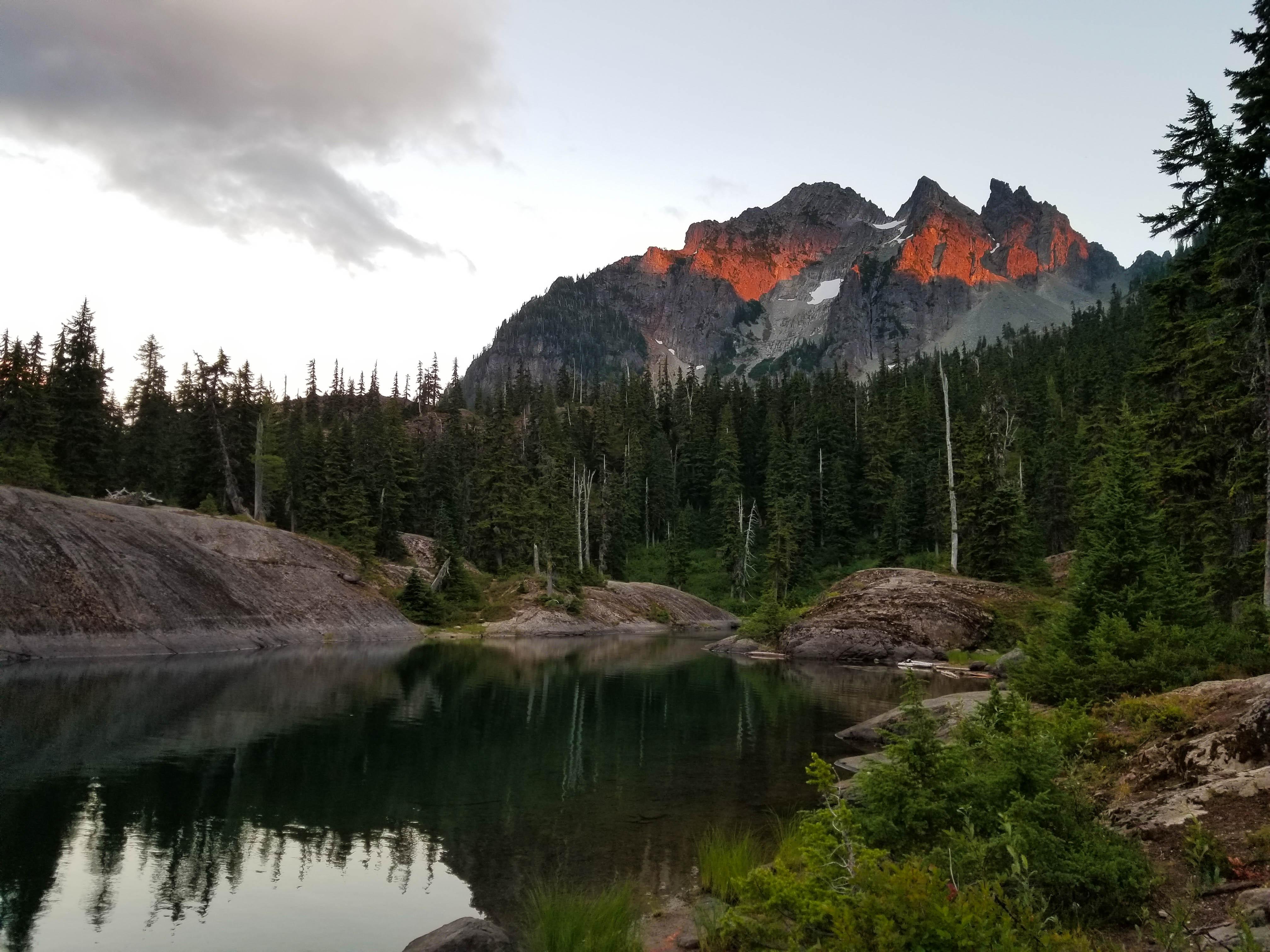 Angry Mountains, Spectacle Lake WA [OC] [4032x3024] r/EarthPorn