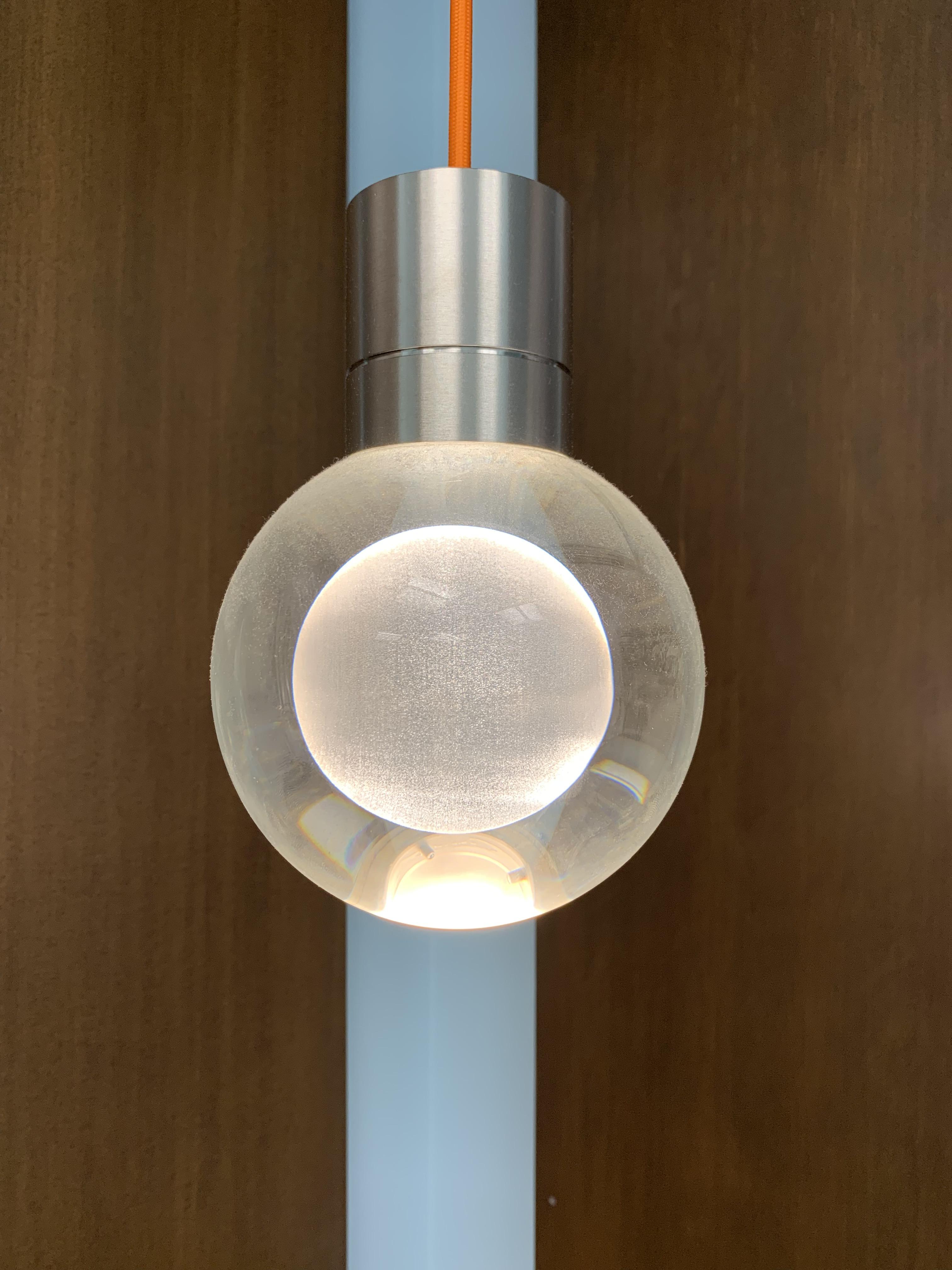 This floating light bulb. r/mildlyinteresting