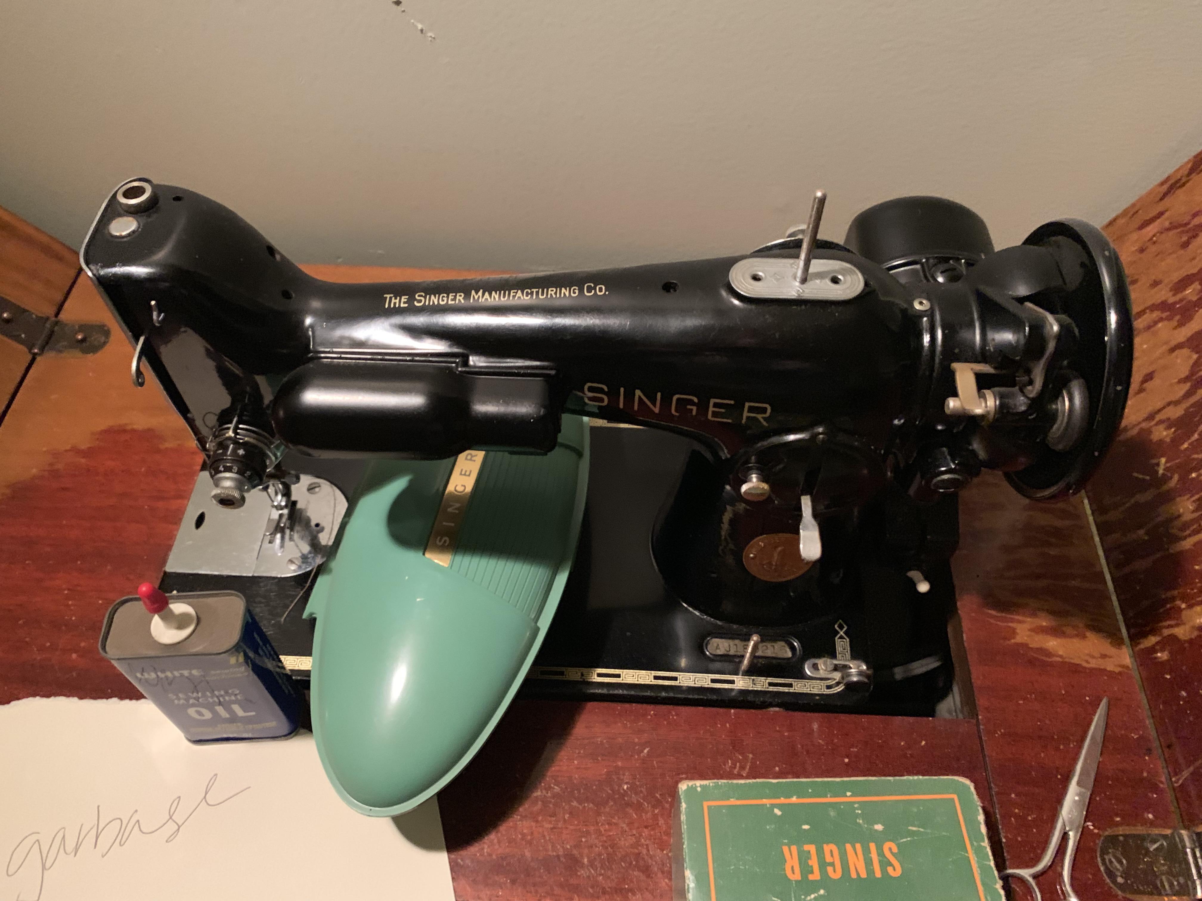Can anyone identify this Singer Manufacturing Co sewing machine? r