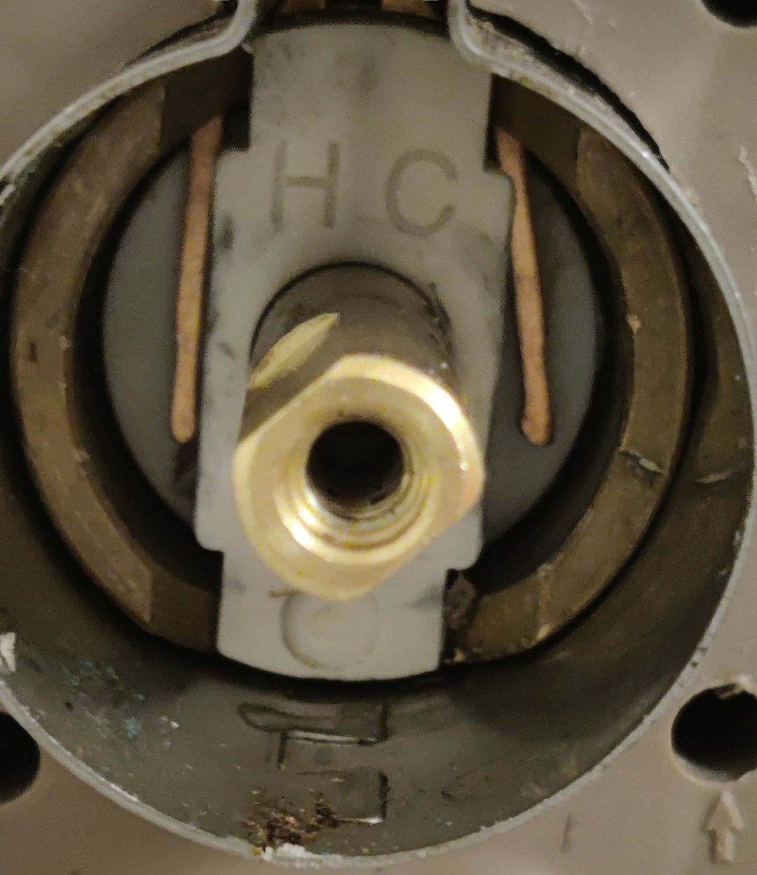Moen cartridge retainer clip misaligned, wrong part? r/fixit