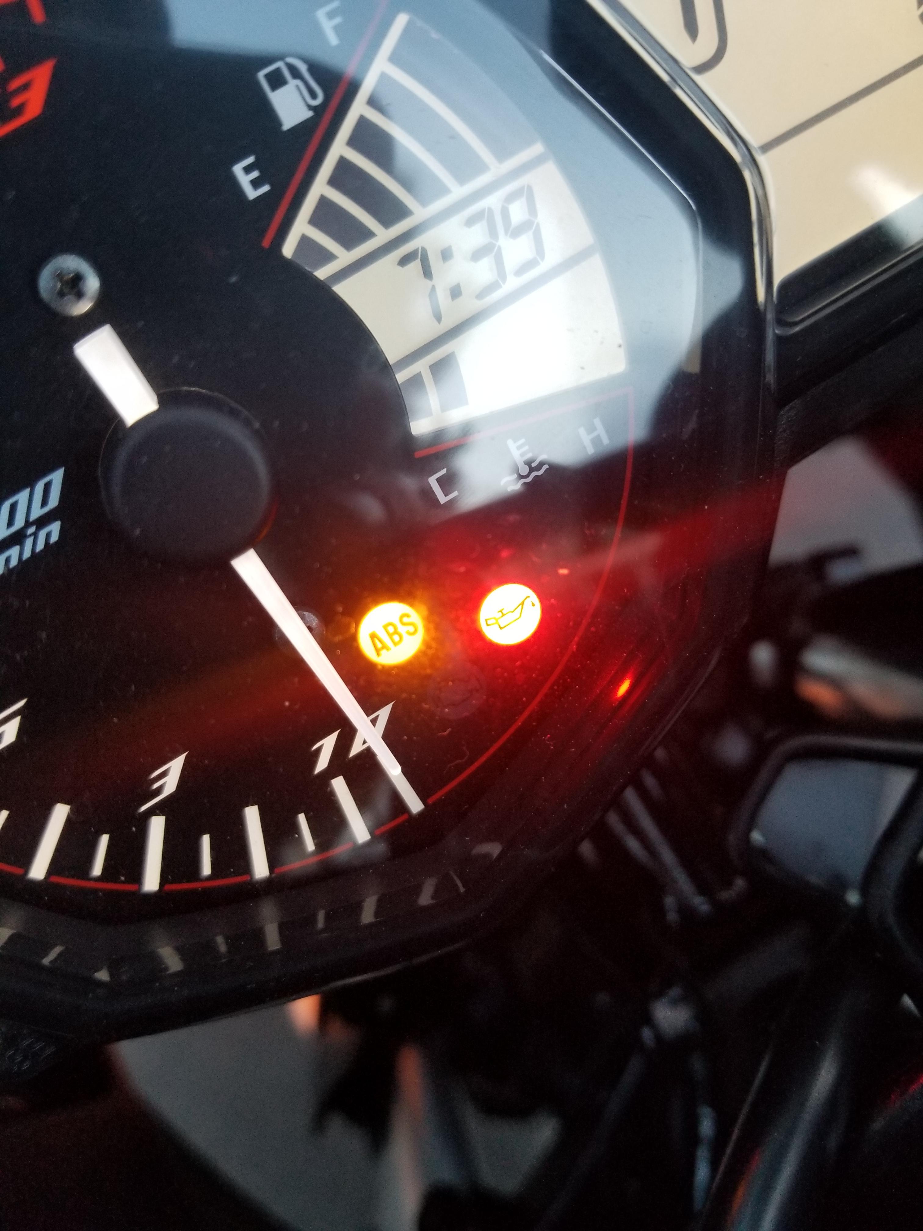 Just bought an Yamaha r3, first time really riding and this oil light