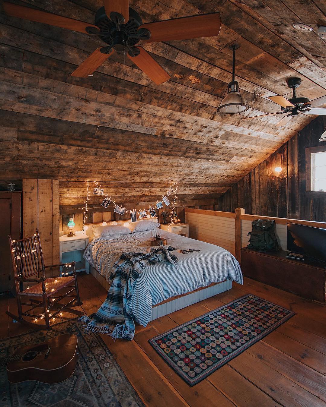 Cozy attic r/CozyPlaces