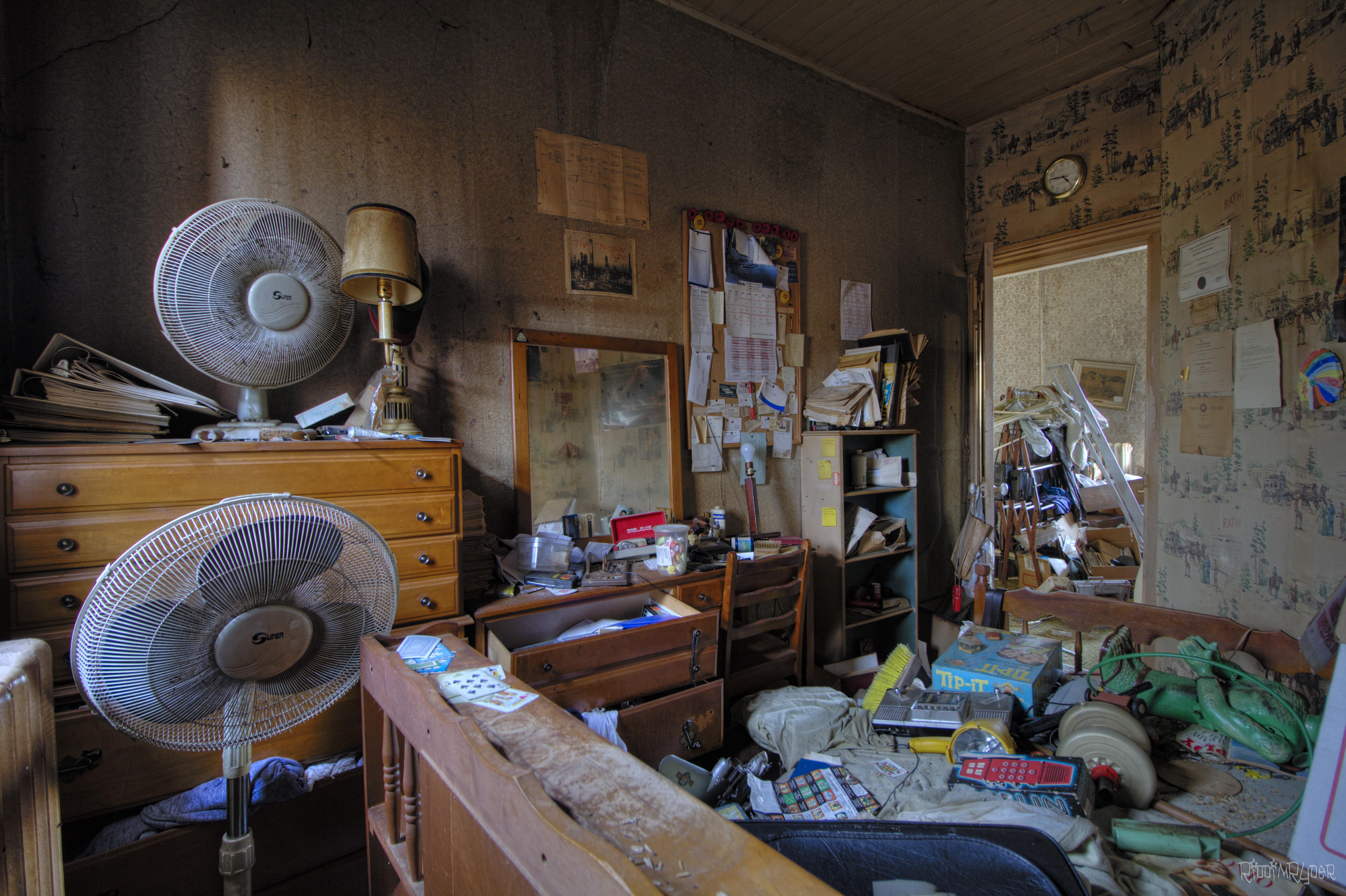 Bedroom Inside an Abandoned Time Capsule/Hoarder House [5195 x 3458