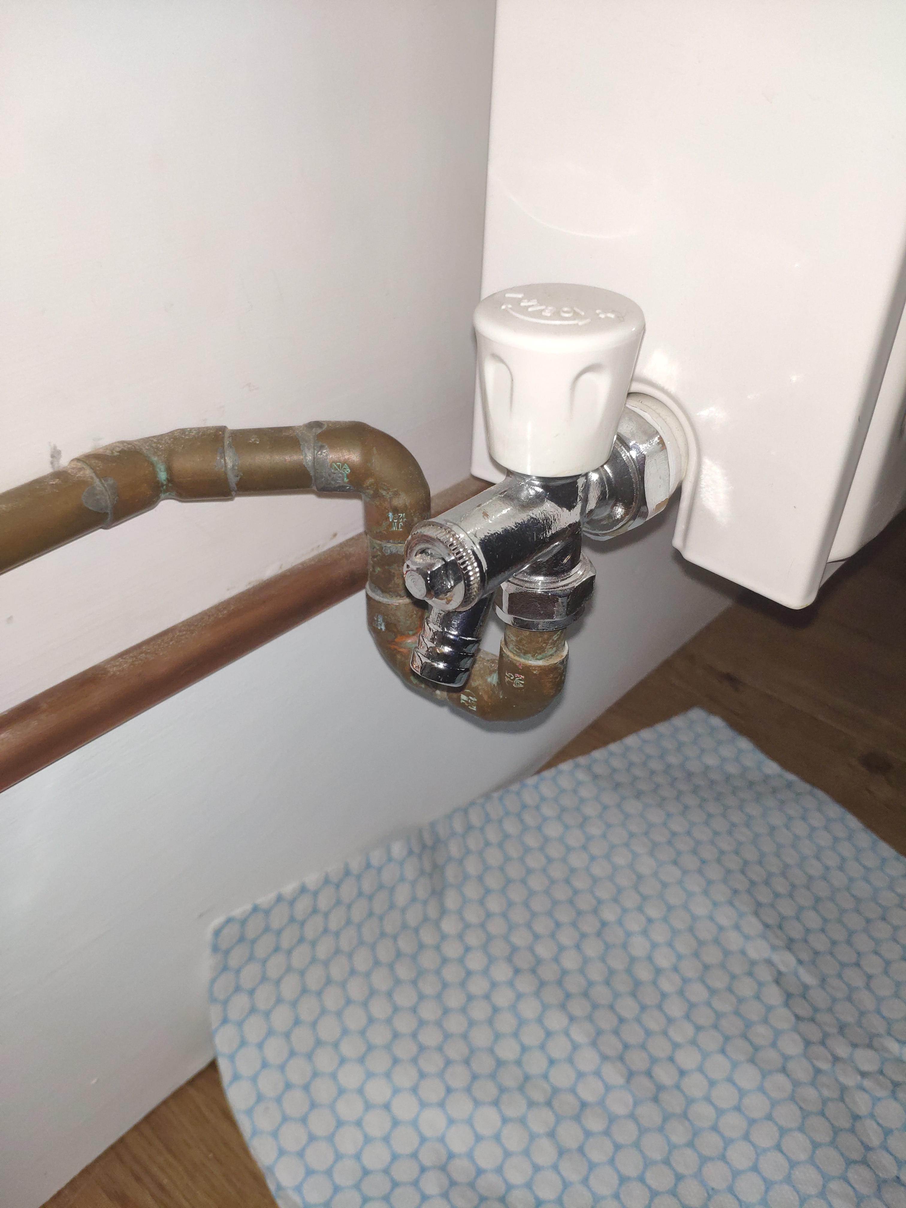 Radiator spindle(?) leak r/DIYUK