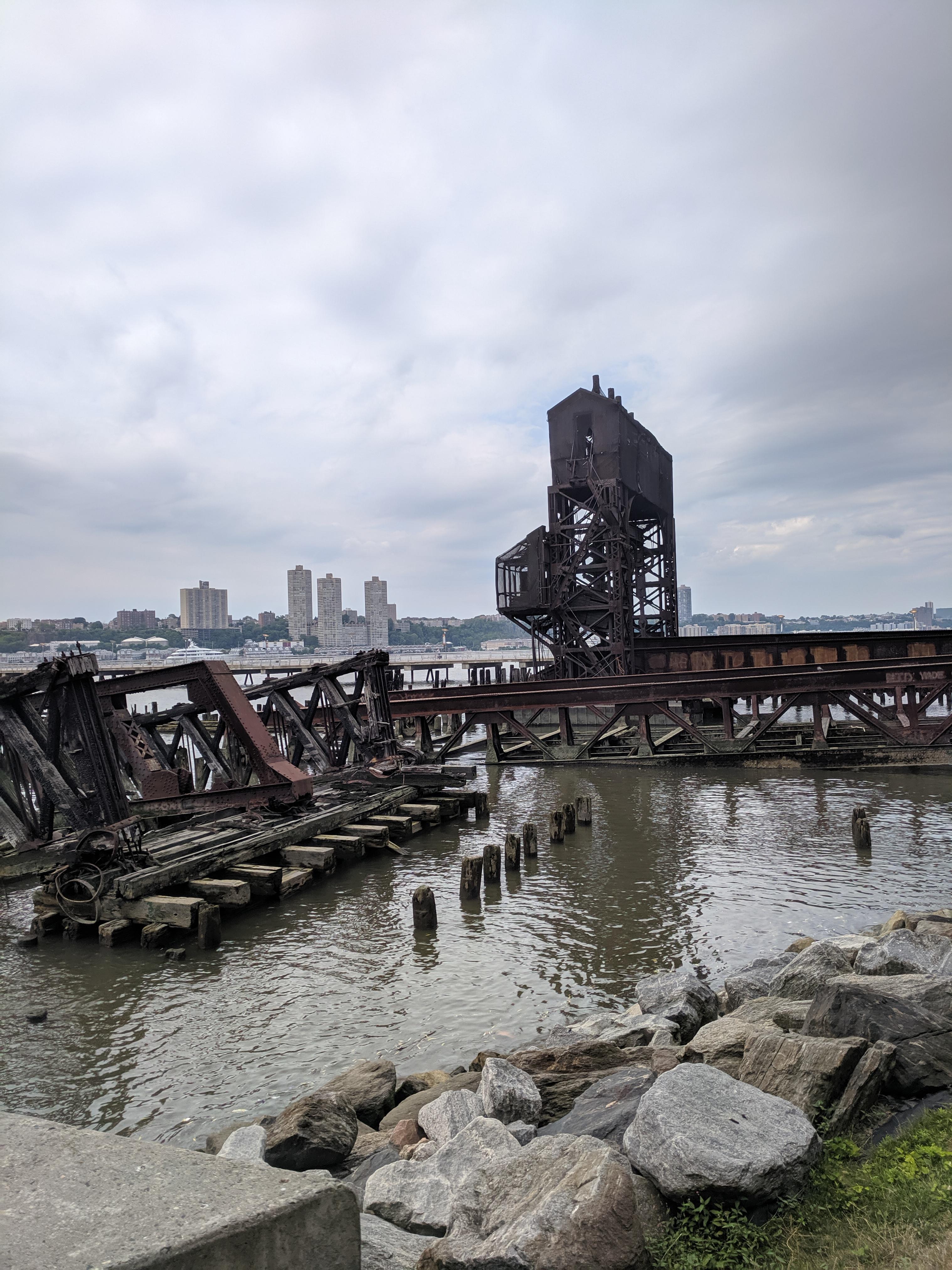 Unknown equipment in the Hudson River, NYC r/submechanophobia