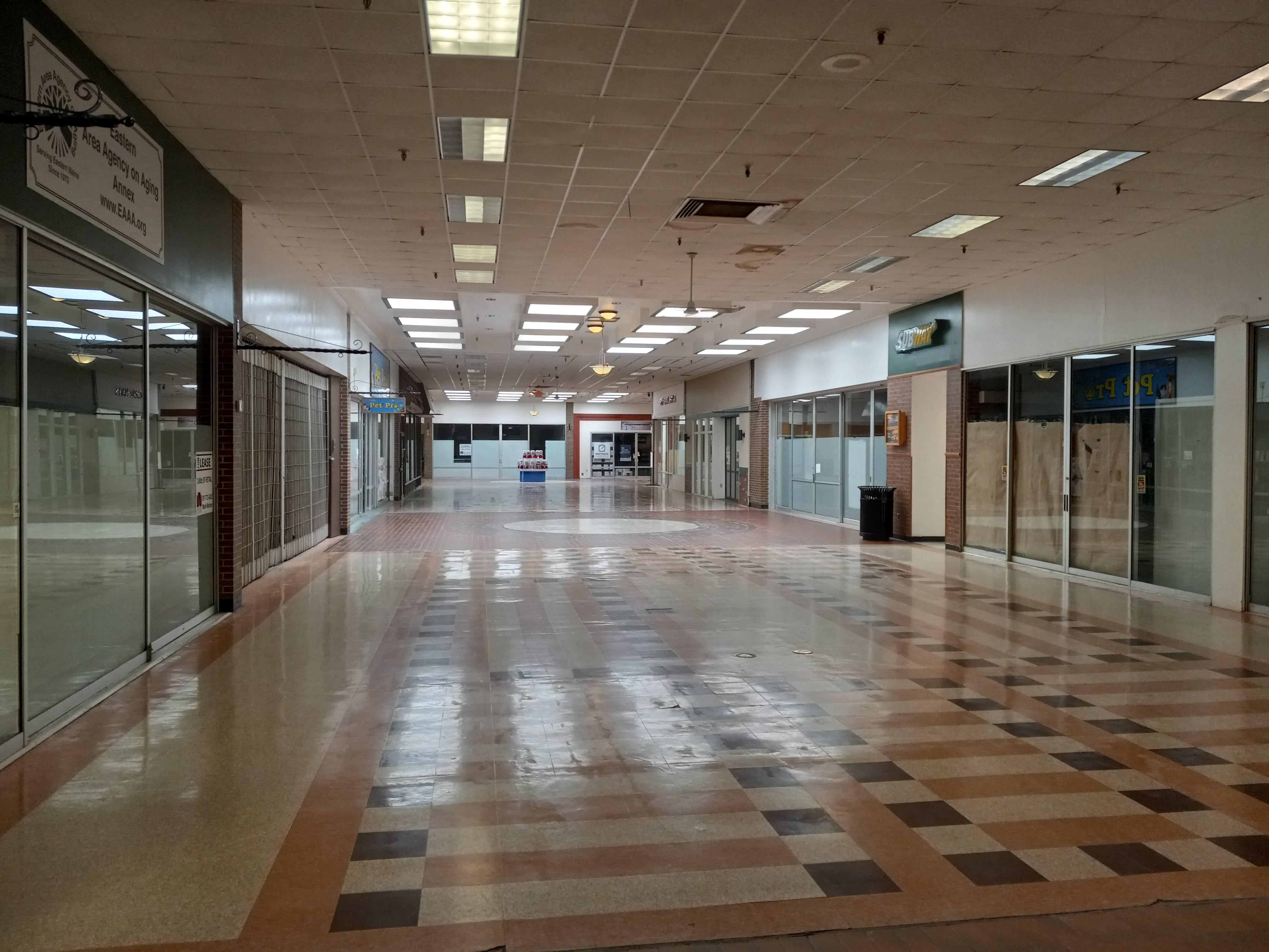Airport mall in Bangor Maine r/LiminalSpace