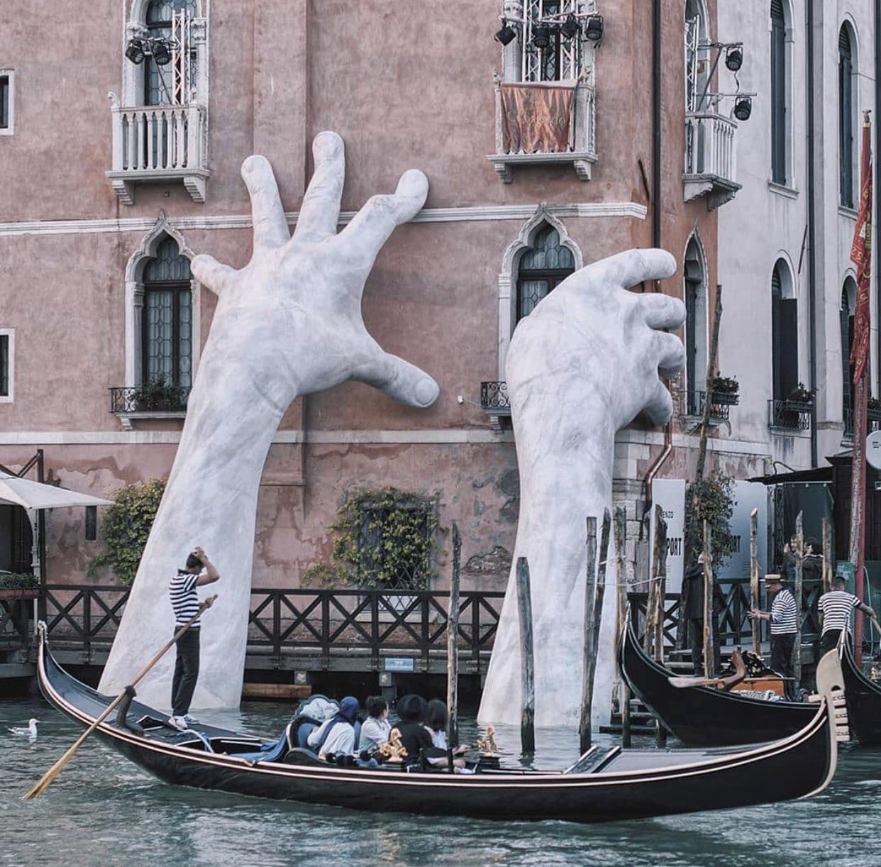 Lorenzo Quinn’s giant hands sculpture in Venice r/Damnthatsinteresting