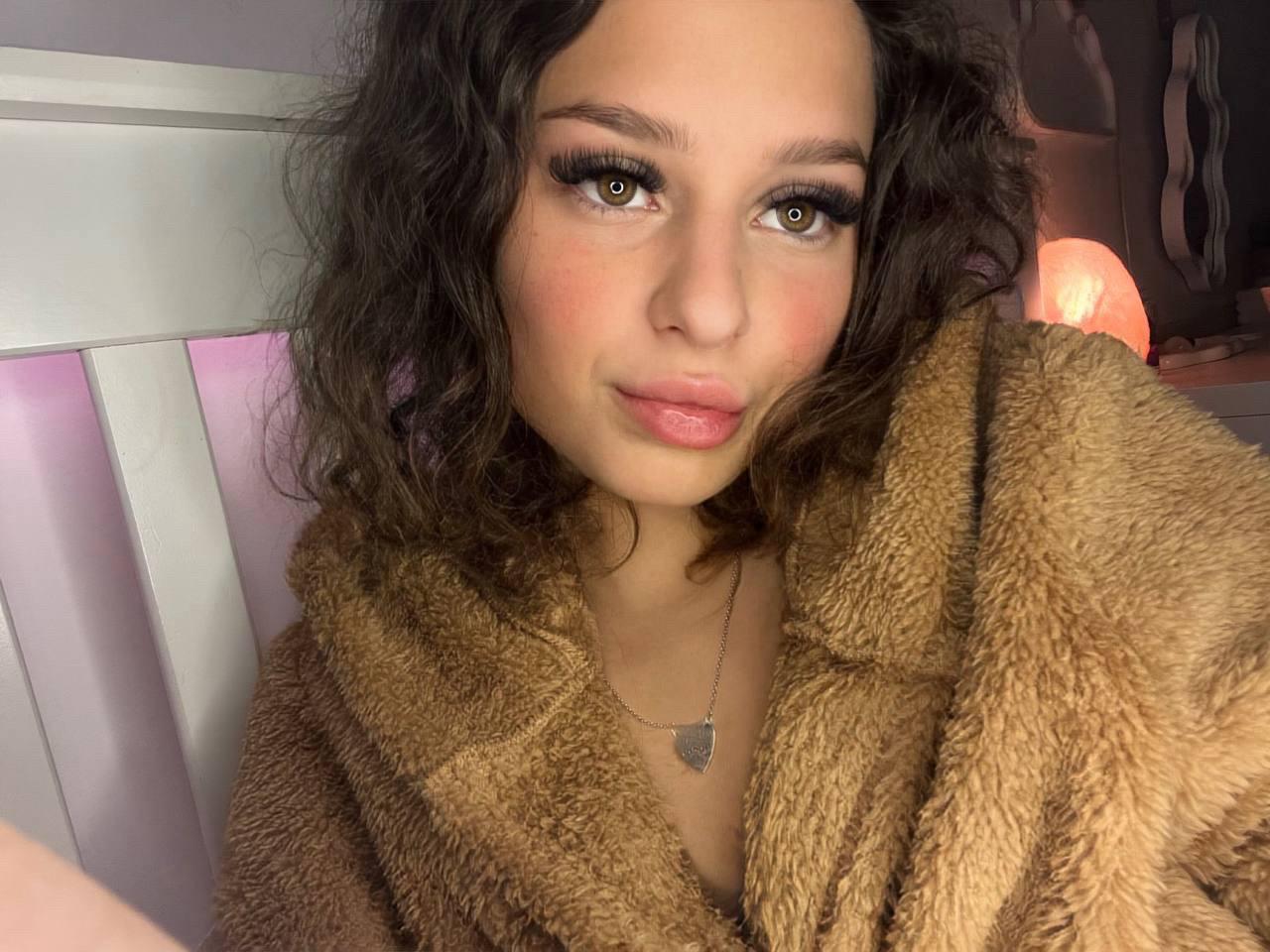 Ava Ford : PrettyWomen