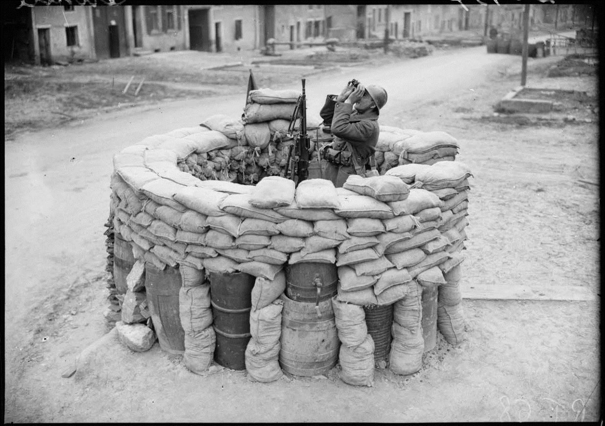 A French soldier of the 4e Armée with a Châtellerault FM 24/29 in the