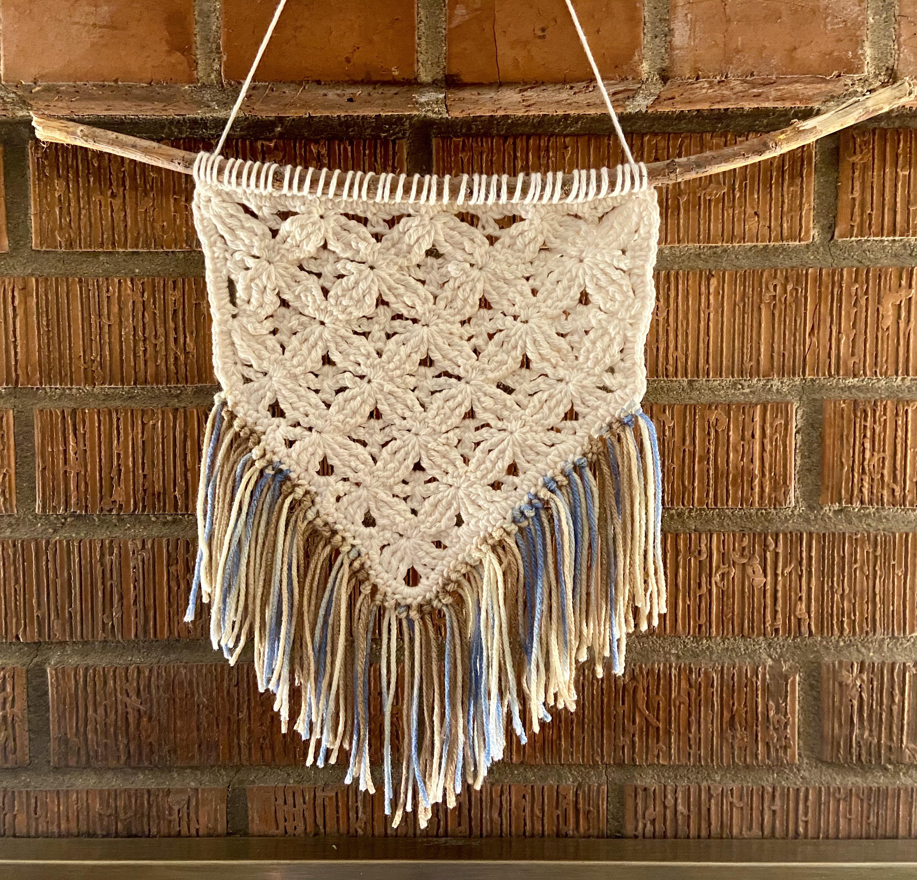 I made the yarnspirations Mockrame mini wall hanging in my own way