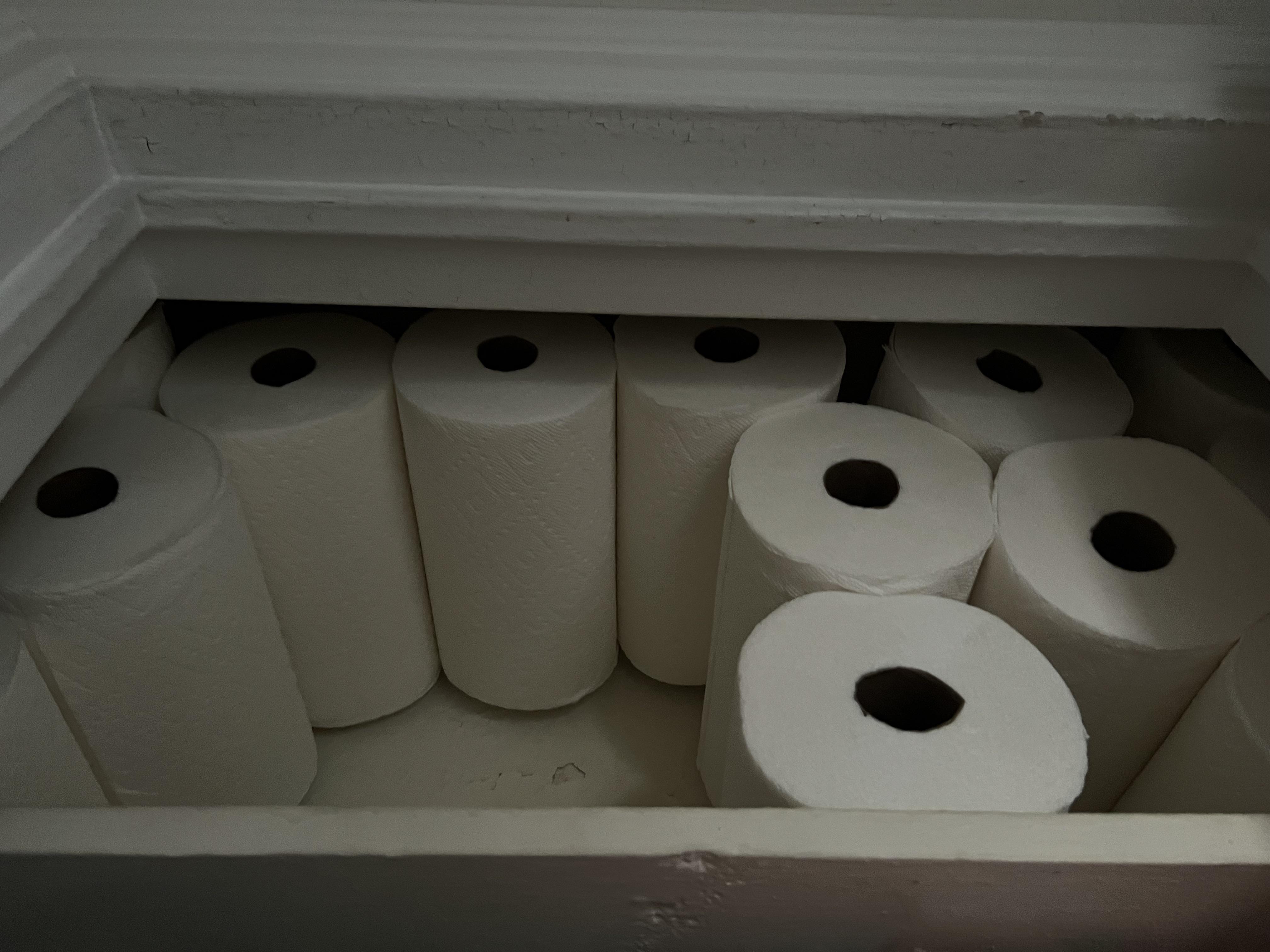 Paper towels accidentally form a keystone arch r/mildlyinteresting