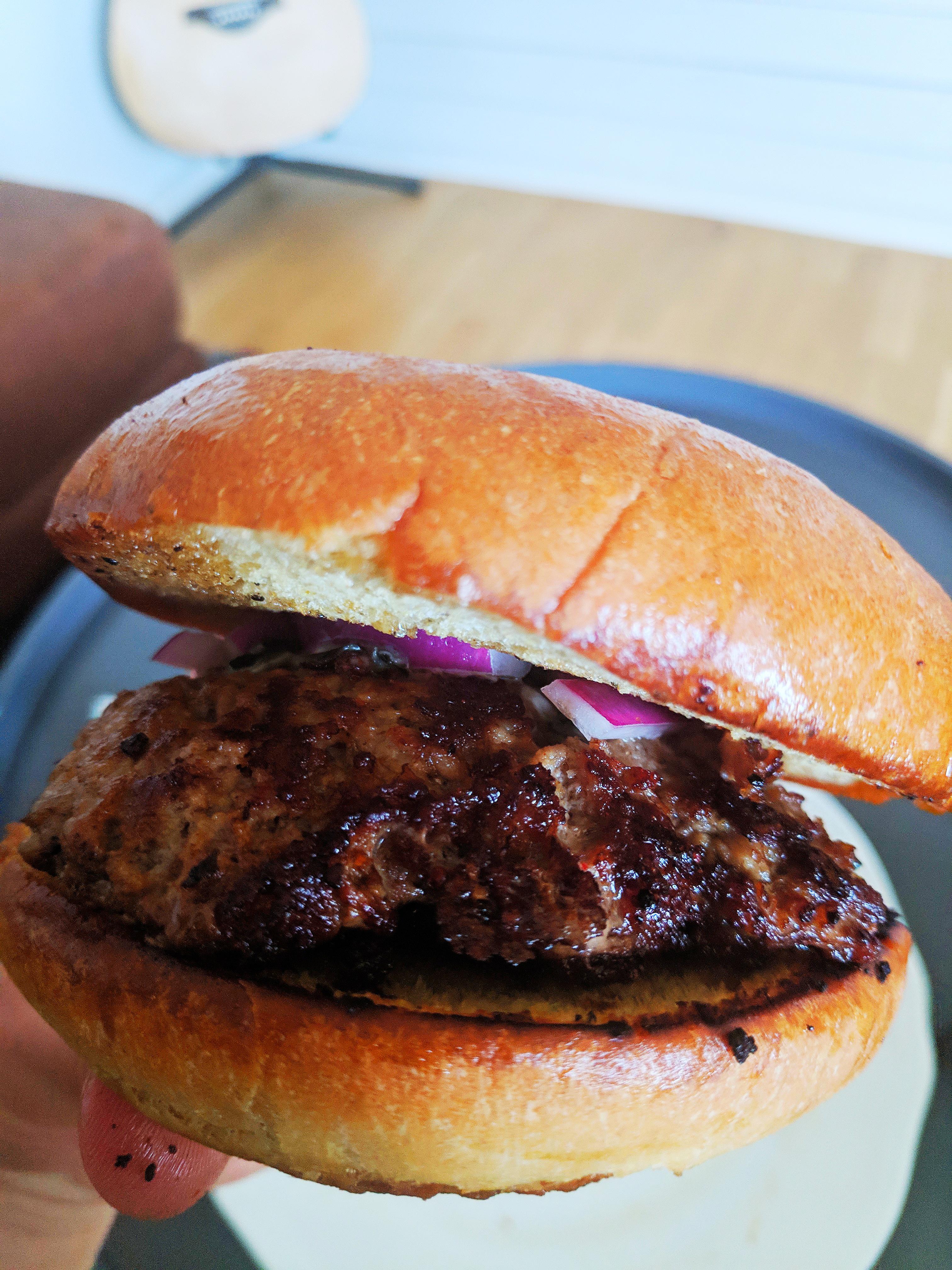[Homemade] Simple blue cheese burger with pickled onions r/food
