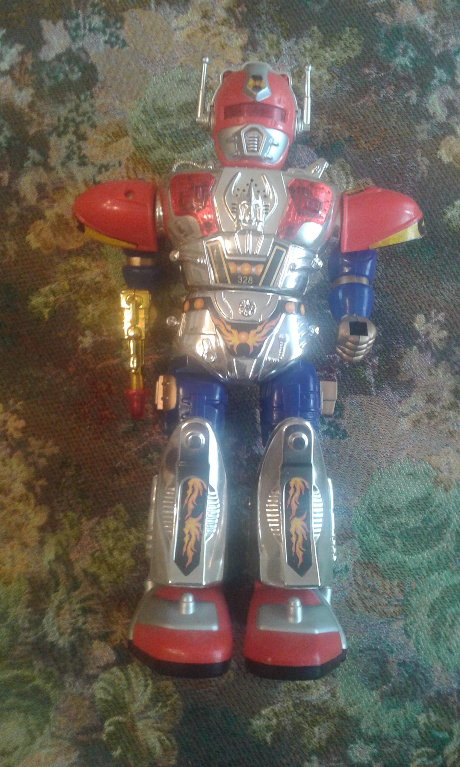Old (early 2000s?) giant robot toy. Who is he? r/whatisthisthing