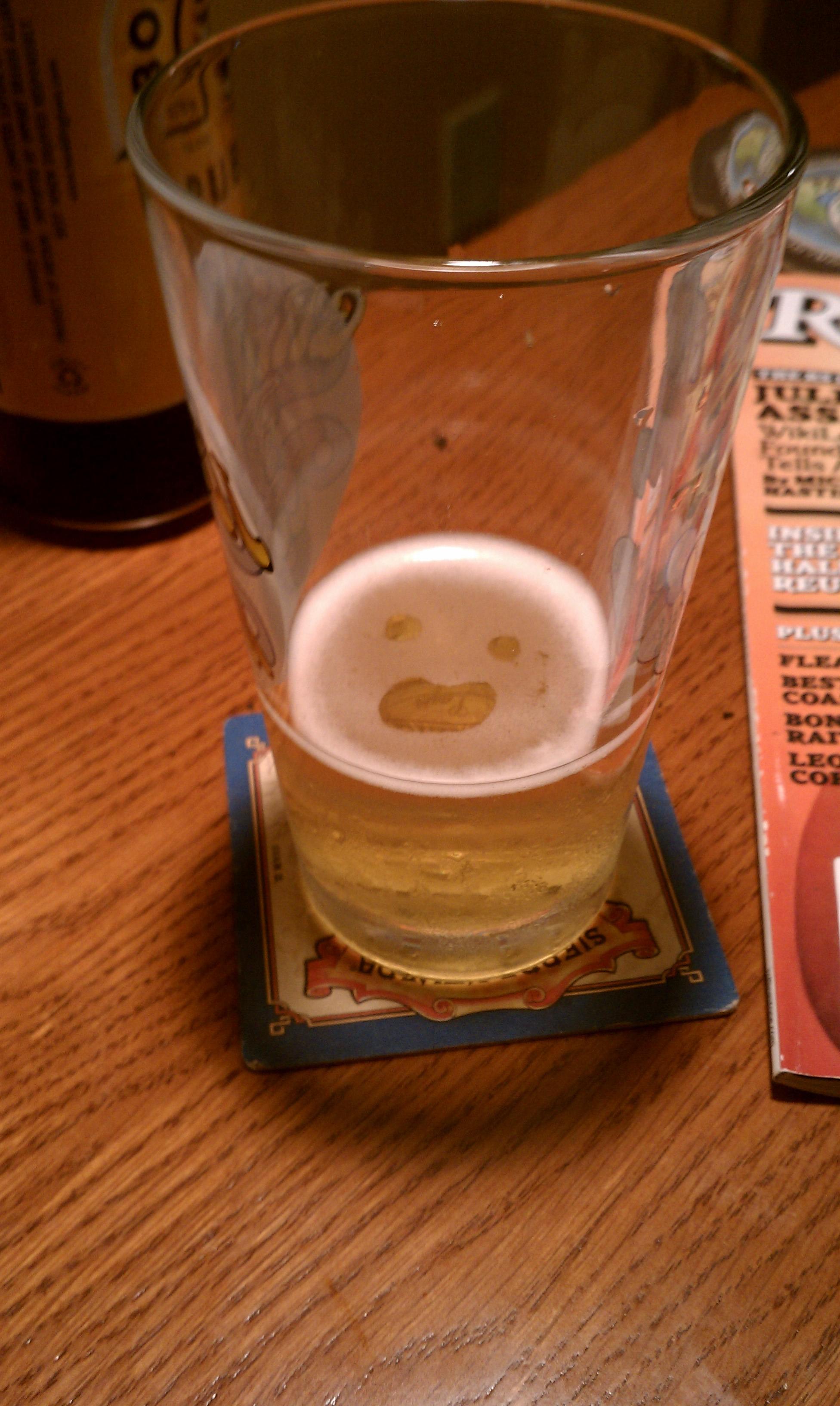 There's a smiley face in my beer. r/mildlyinteresting