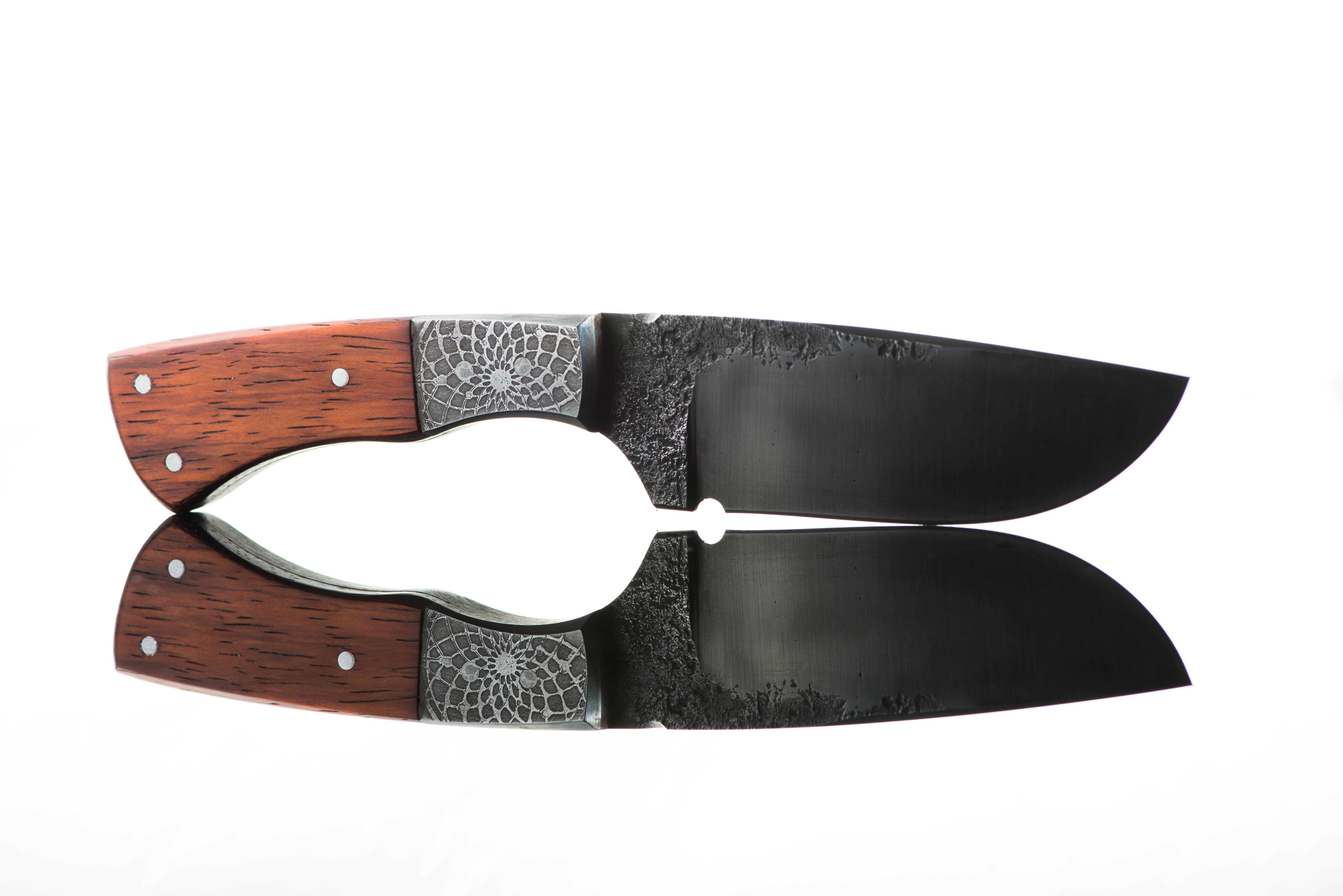 I love the acid etched bolsters on this knife that my buddy made. r