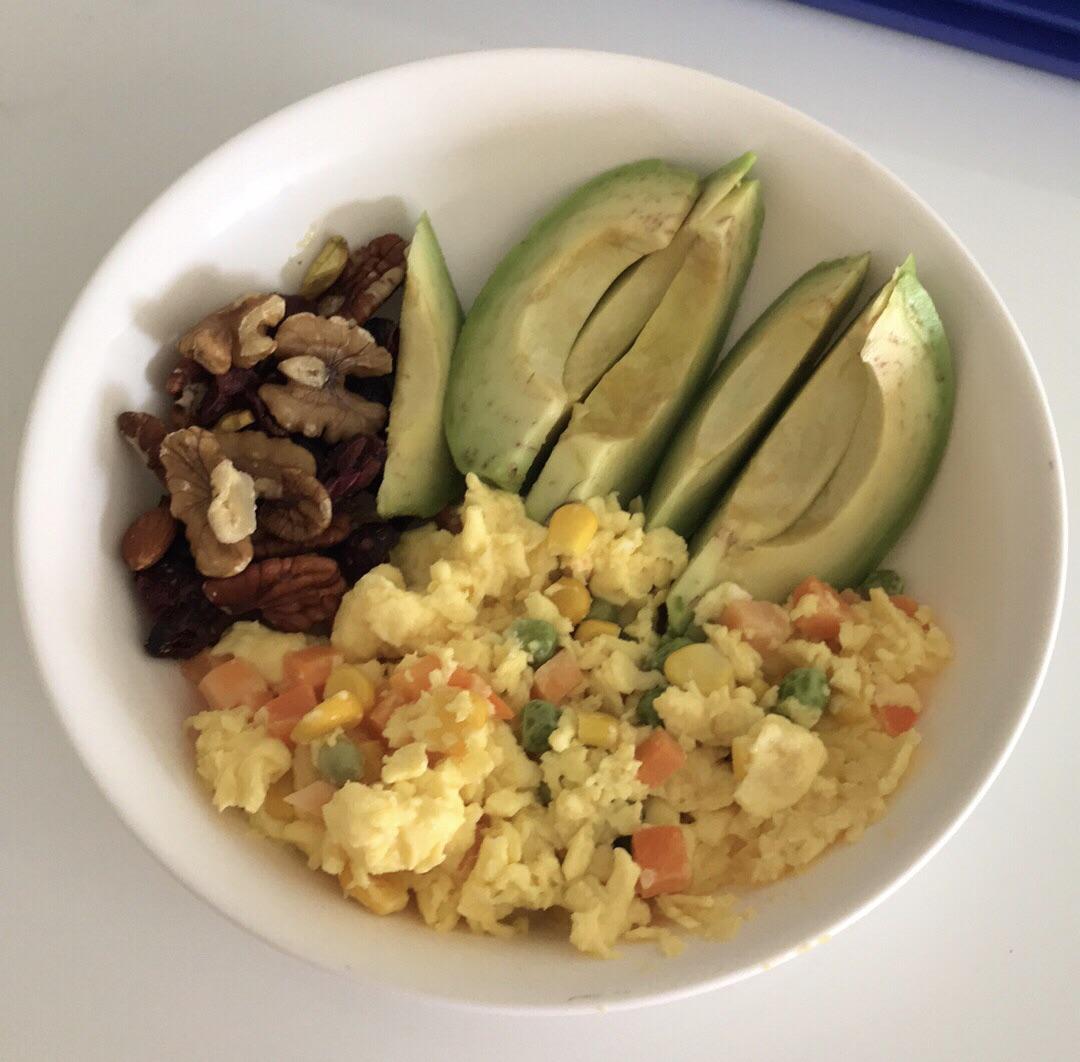Breakfast for today scrambled egg, avocados and mixed nuts r/Keto_Food