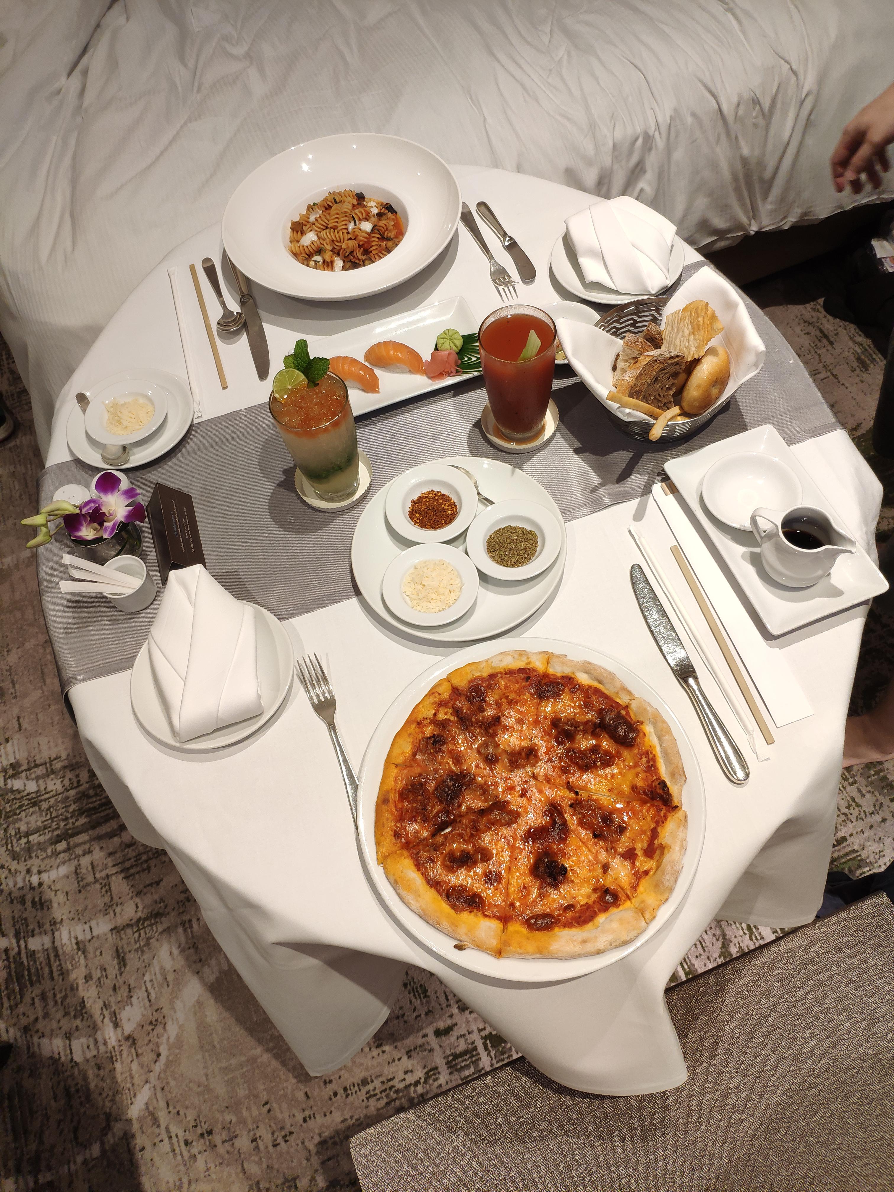 What it looks like if you order some Pizza and Pasta in a Hilton hotel