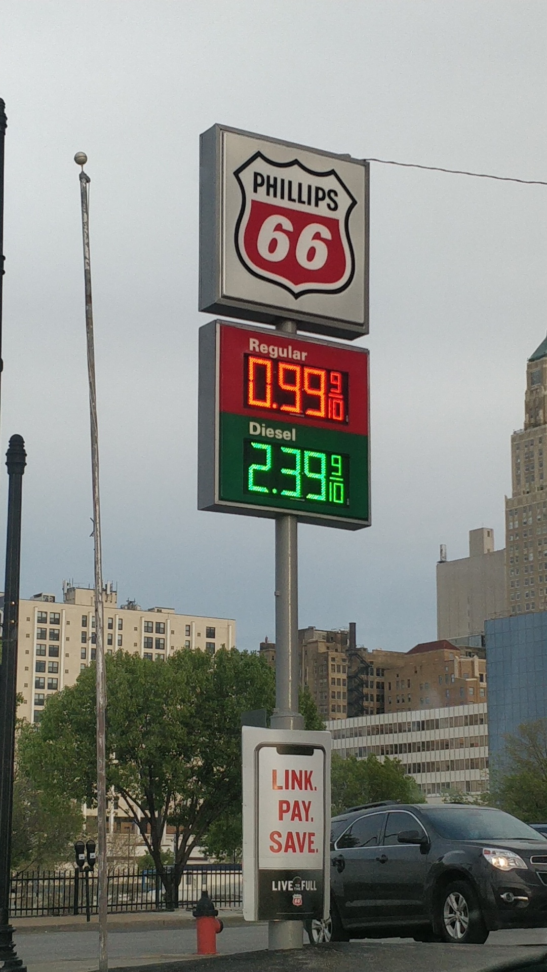 Gas prices dropped below 1/gallon in Kansas City today r/pics