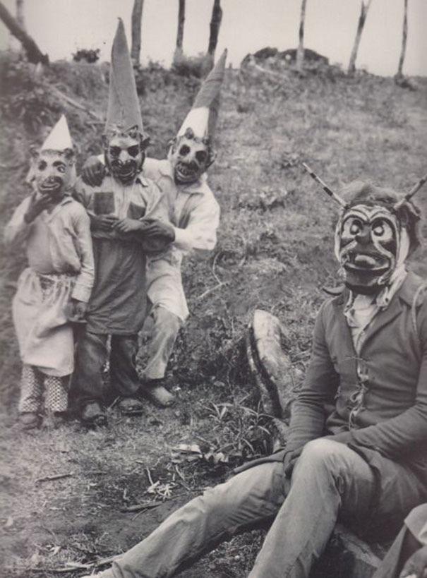 These old school Halloween costumes are pretty metal (1930s) r