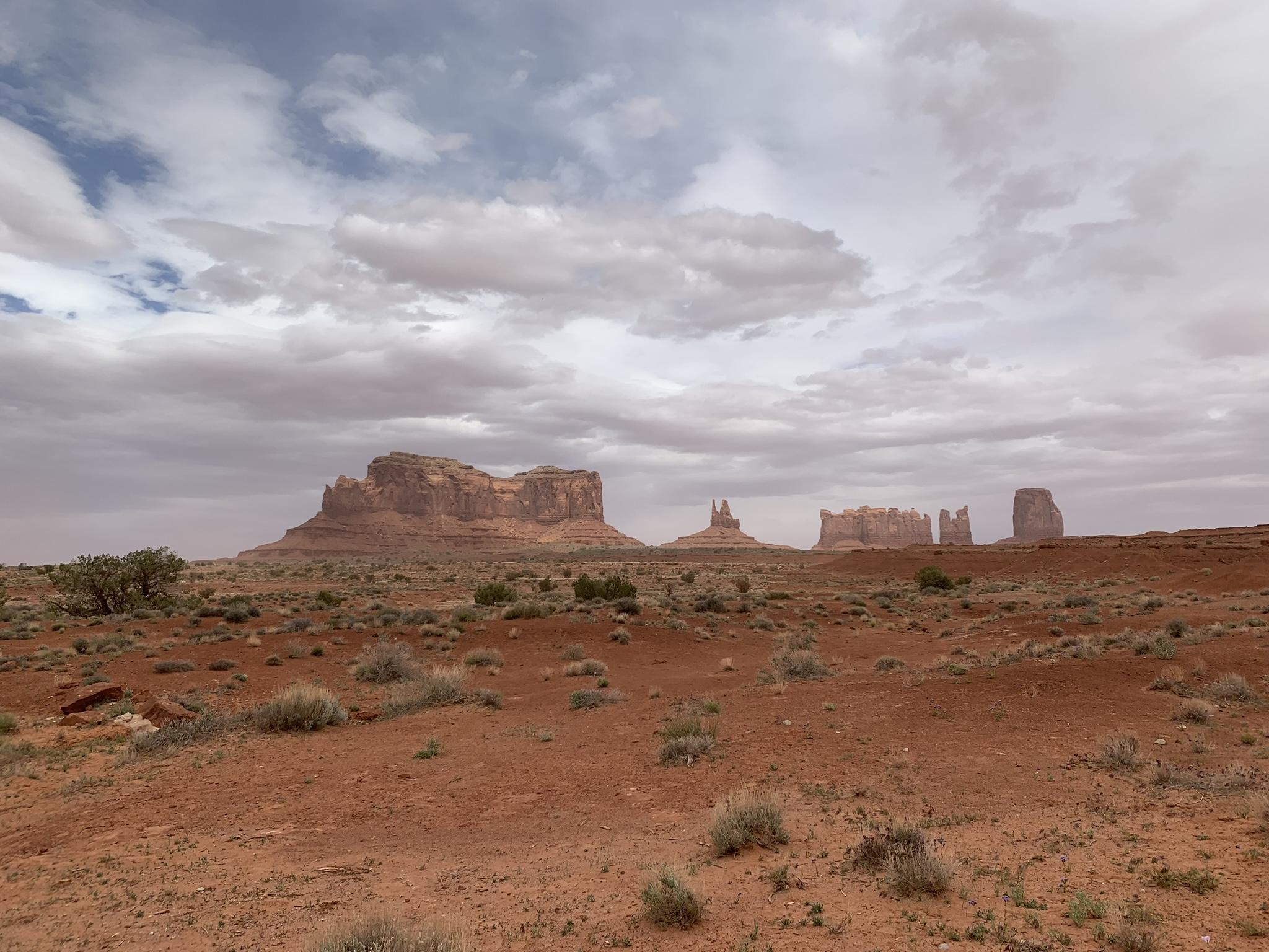 Monument Valley, UT on a very windy day[2048x1536] (OC) r/EarthPorn