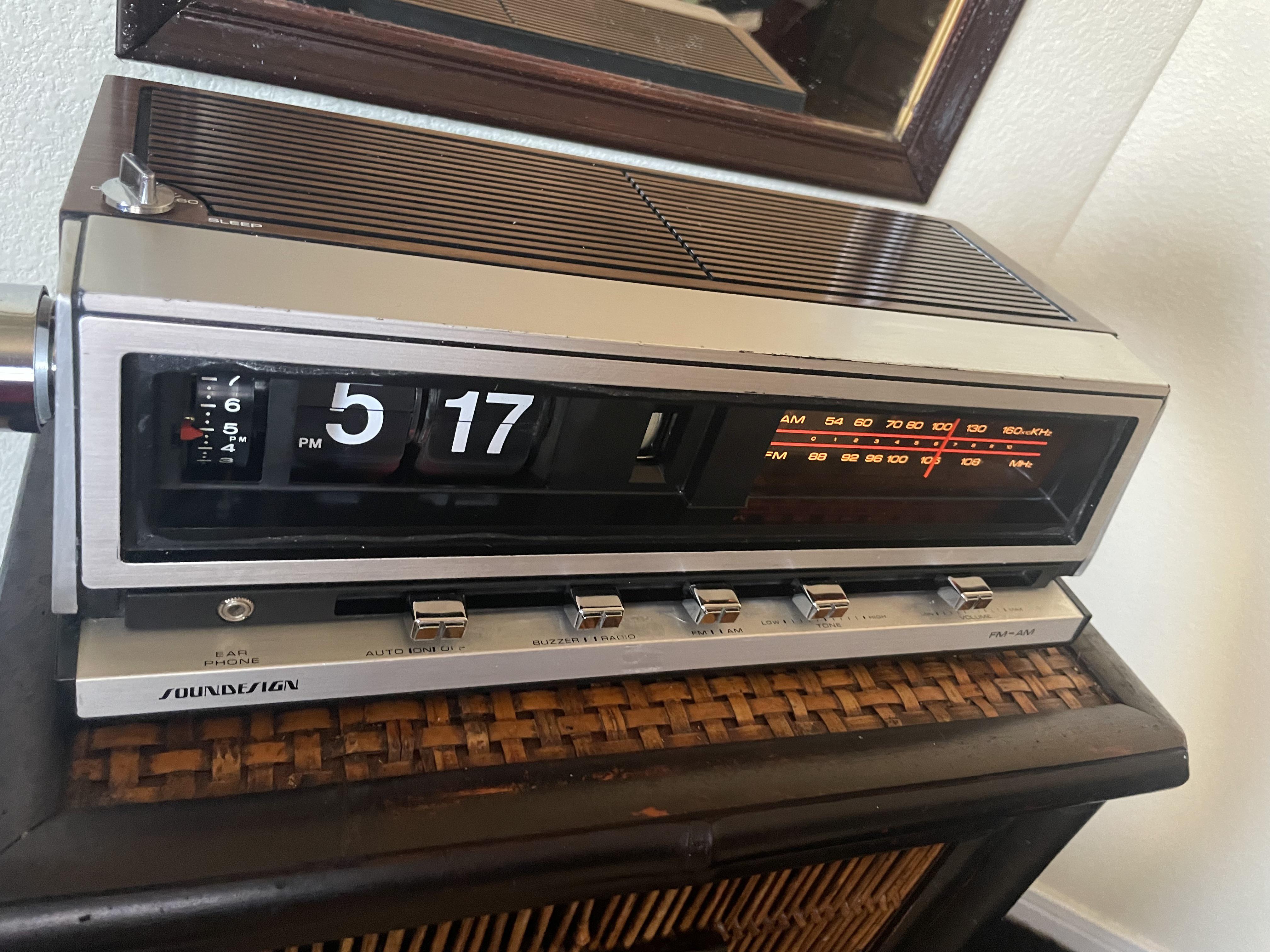 Goodwill find! Soundesign 3566, first flip clock. r/flipclocks
