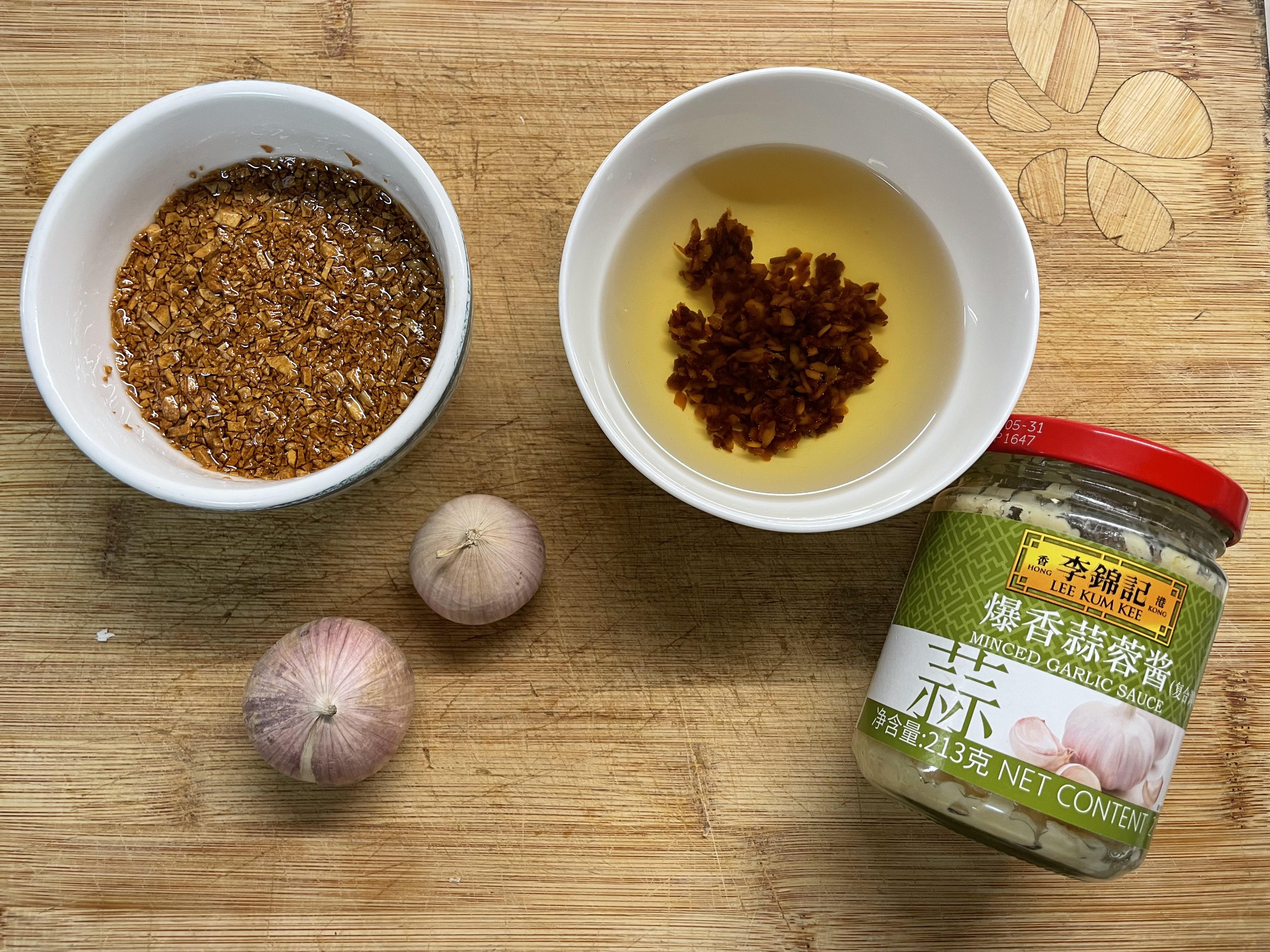 [Homemade] This is garlic oil. Garlic oil made from fresh garlic (Left