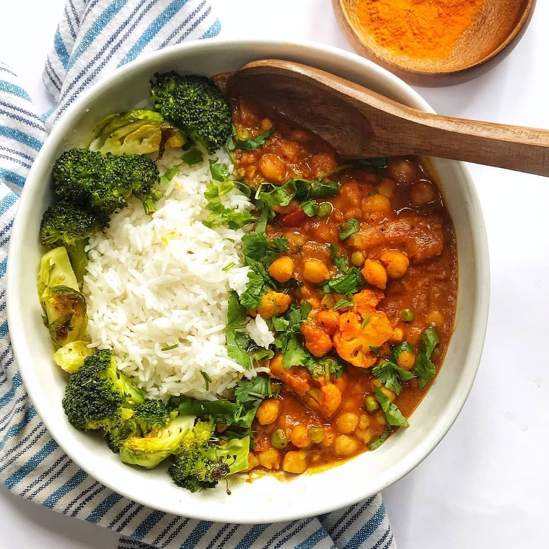 Coconut Curry Chickpeas with Cauliflower and Peas ♥️ Served with rice