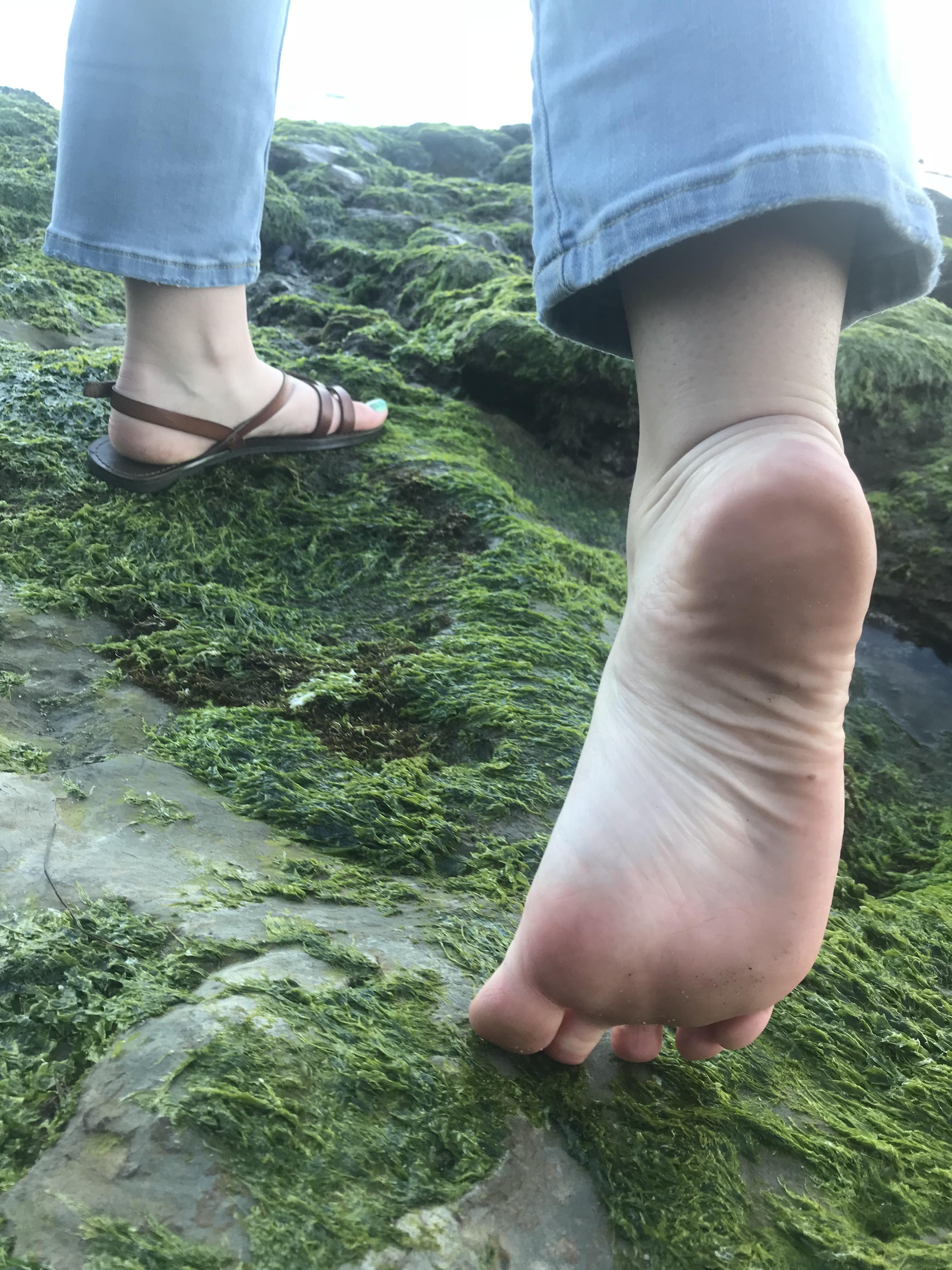 The bottom of my feet got super dirty at the beach 🏖😊 r/VerifiedFeet