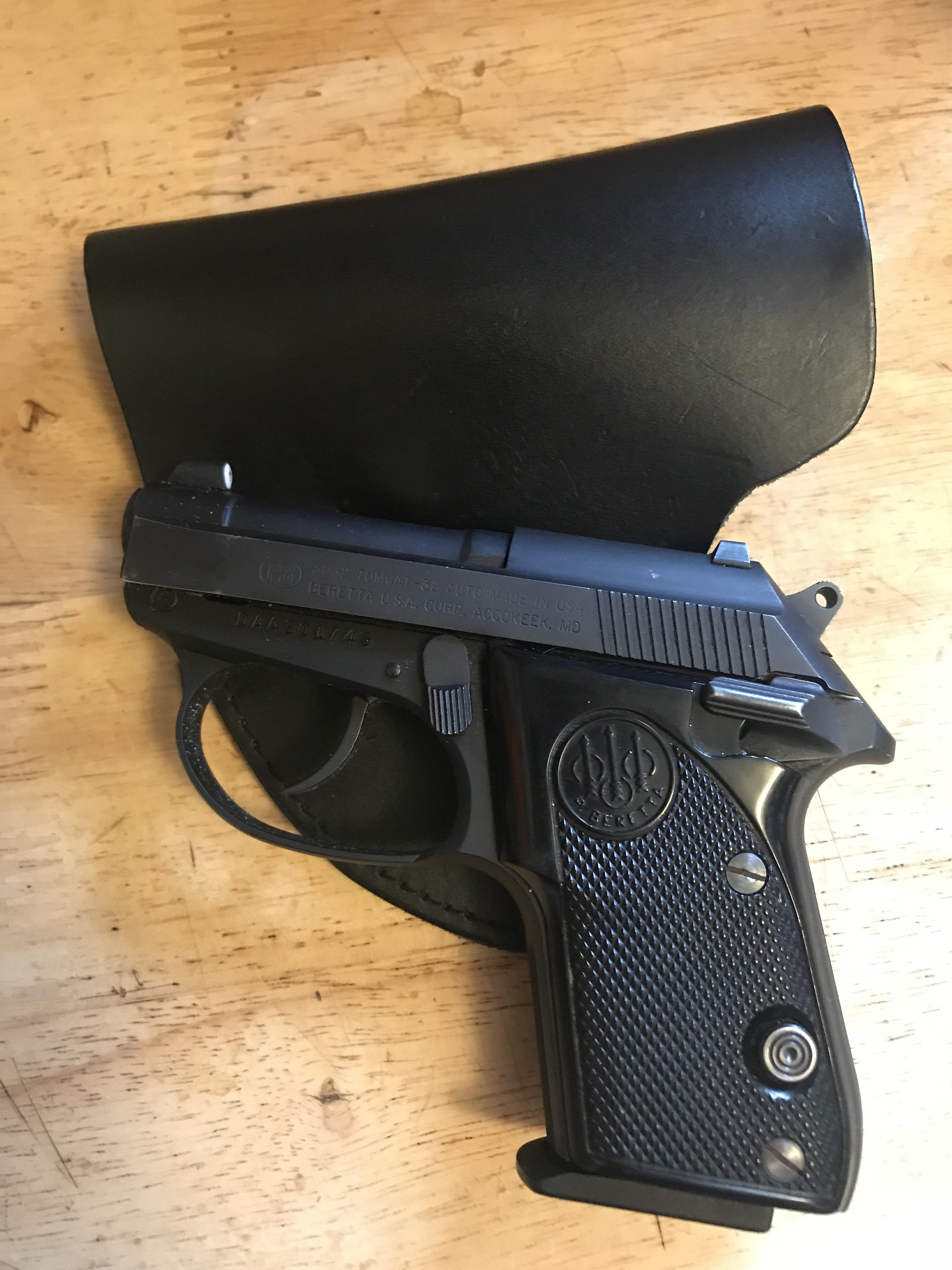 A simple pocket carry Beretta Alleycat in 32acp and a generic pocket