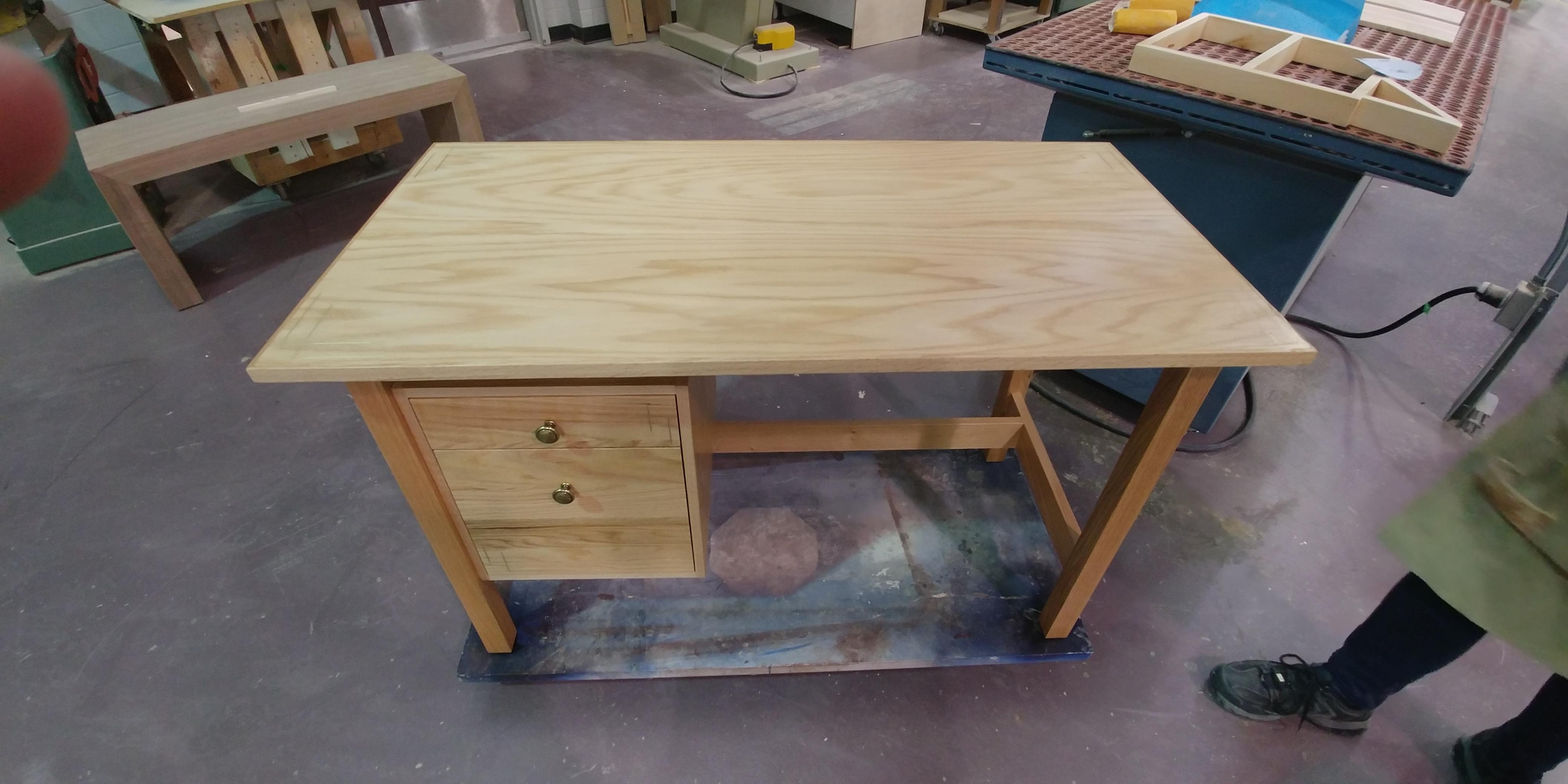 I made myself an oak desk with subtle brass inlay r/woodworking