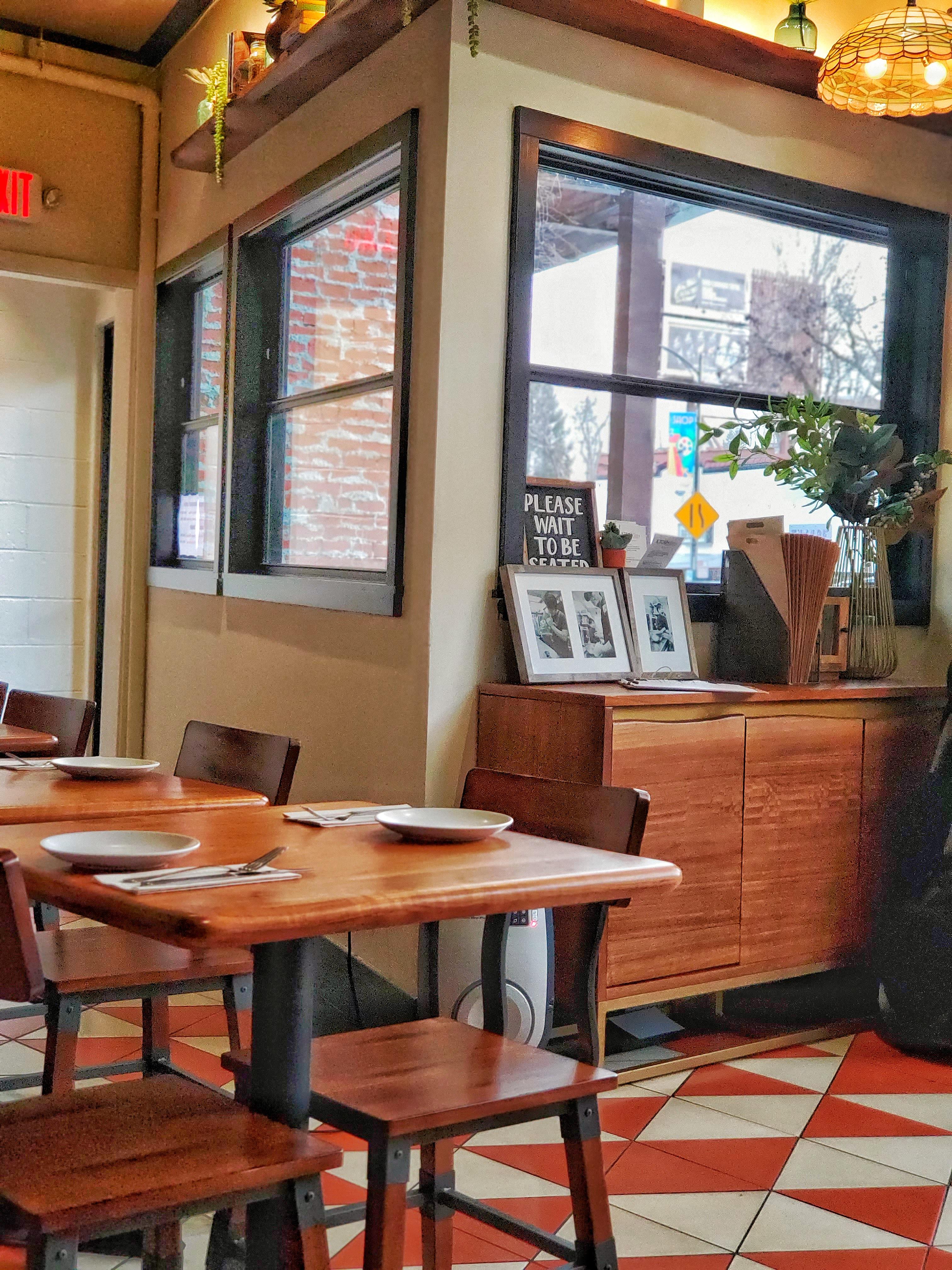 Quiet restaurant on a lazy afternoon r/CozyPlaces