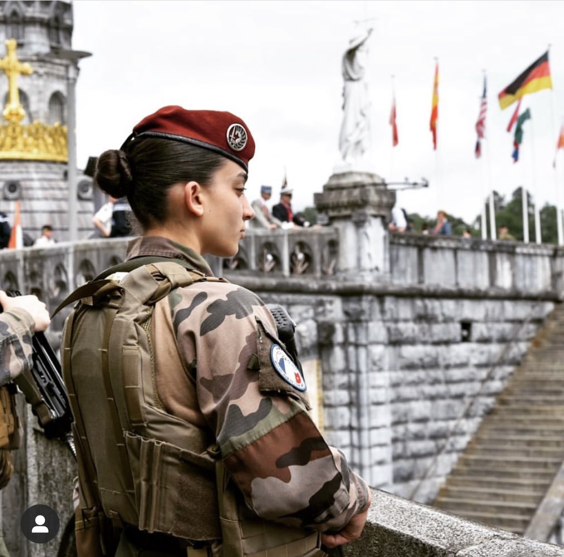 French female soldier on foot patrol. [1124x1111] : MilitaryPorn