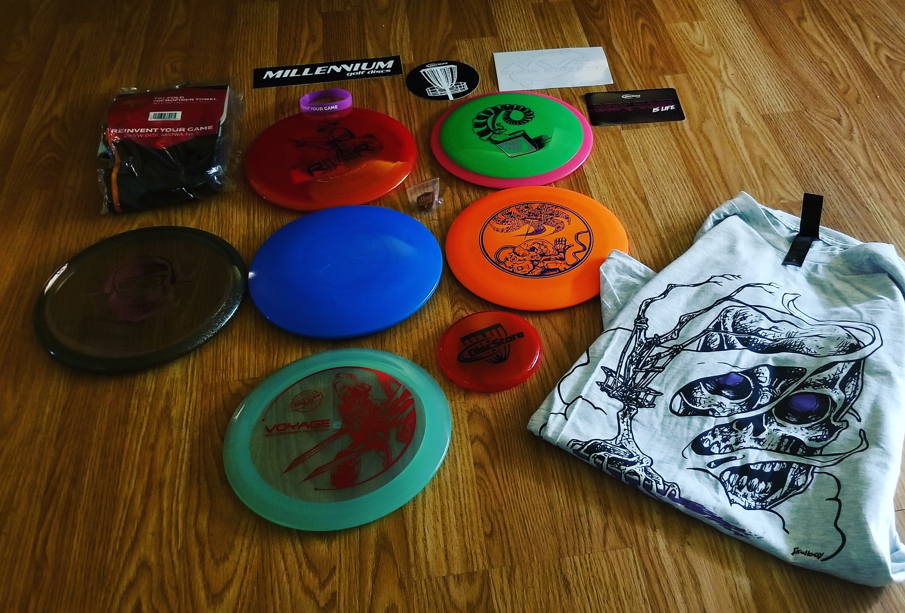 Nice mystery box from Disc Mania. r/discgolf