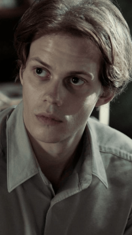 [Spoilers] Why Does Skarsgård Have Brown Contact Lenses As The Kid? The